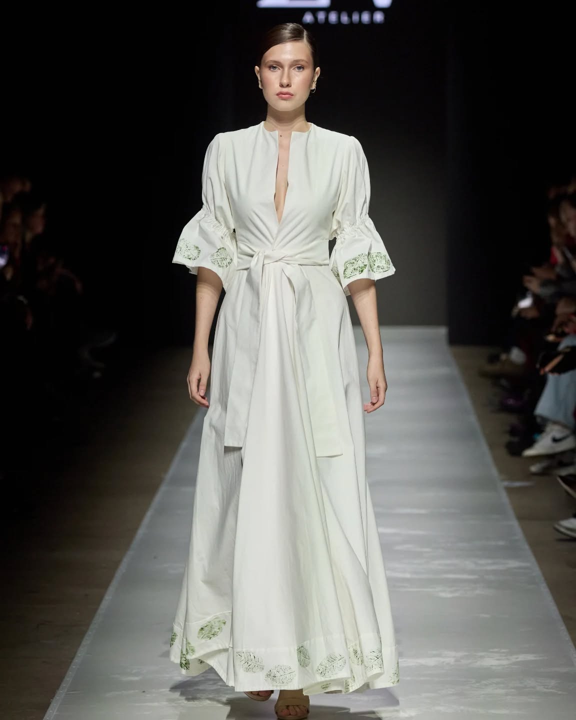 Verde vida sobre blanco pureza.
Cada hoja, un suspiro pintado a mano,
cada trazo, una intención que florece.
Tomé un lienzo de algodón y lo convertí en un jardín portátil.
No es solo una prenda, es una pieza de arte que camina.
#ArteTextil #DiseñoConAmor #PintadoAMano #ModaConAlma #HechoAMano #InspiraciónNatural