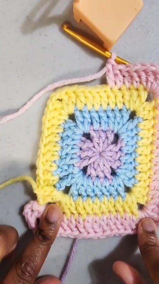Double crochet granny squares for my purse!
#crochetersofinstagram #crochet #crochetlife #grannysquares #crocheting #doublecrochet #crochetdesigner #kaymariefashion