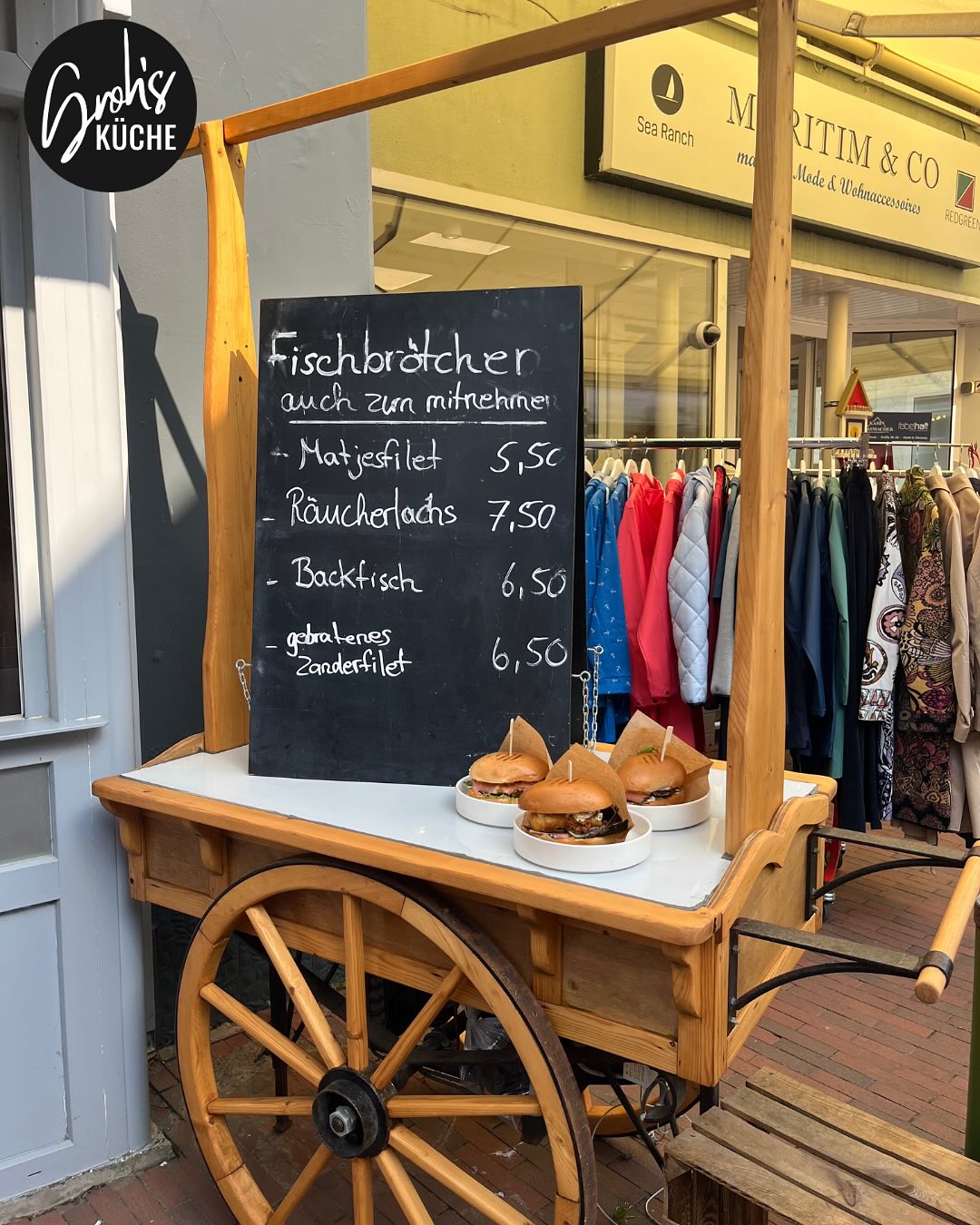 Liebe Leute,
wie wär’s mit einem Fischbrötchen auf die Hand oder auf unserer Terrasse mit einem erfrischenden Getränk?
Unsere Fischbrötchen bekommt ihr immer zu unseren Mittagsöffnungszeiten und wenn unser Fenster geöffnet ist.
Wir freuen uns auf euch!
