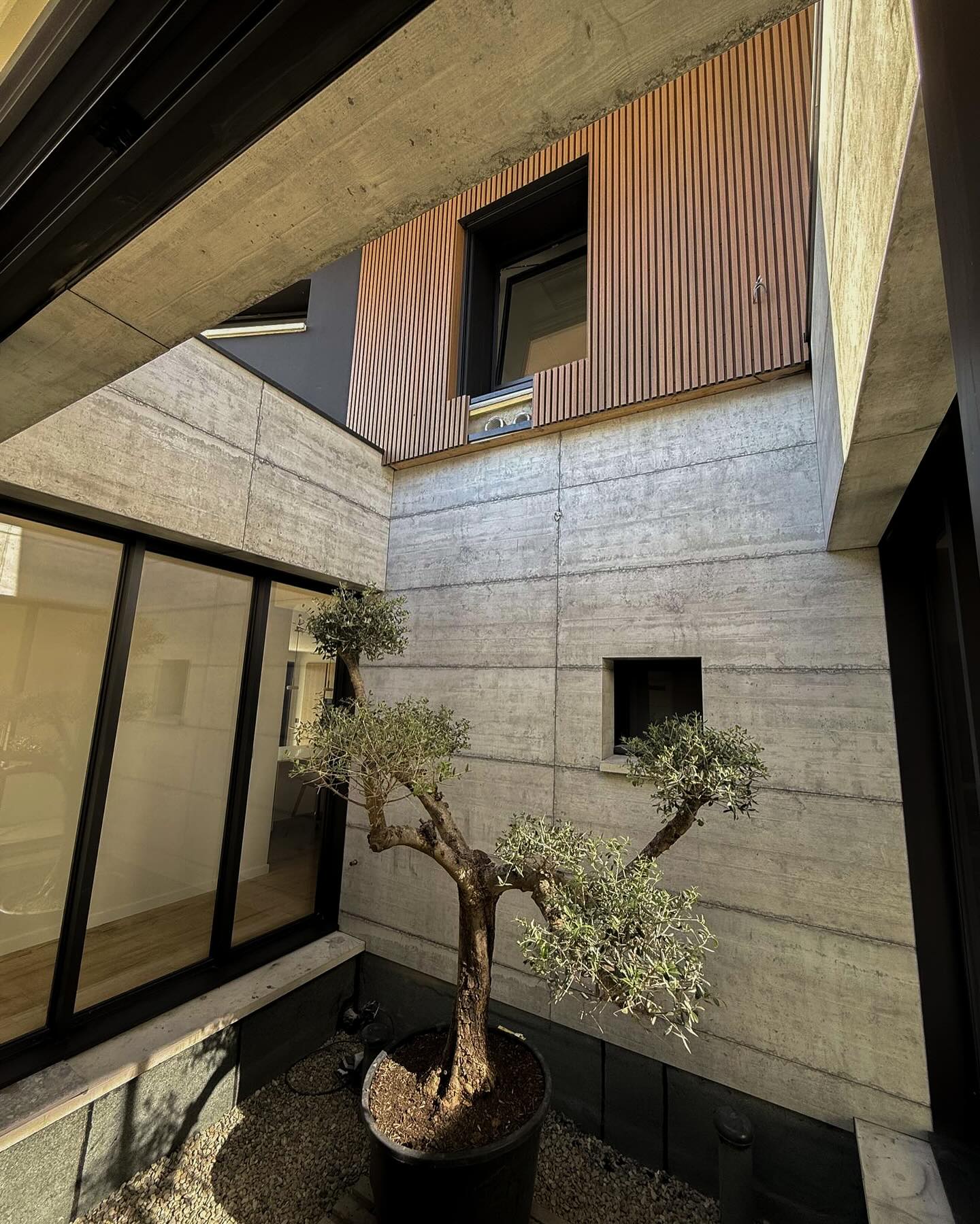 Pose réalisée dans un patio intérieur avec un carrelage effet béton brut, pour une ambiance architecturale épurée et contemporaine.
Coupes biseautées sur les chants pour éviter les baguettes de finition : un rendu propre, net, et sans compromis sur l’esthétique.
Chaque détail compte : la matière, la lumière naturelle, l’équilibre entre le minéral, le bois et le végétal.
Une de nos réalisations pensées pour durer — sobre, technique, élégante.