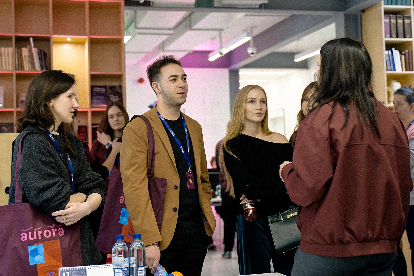 Pirmoji festivalio Aurora diena pasitiko su aukštųjų mokyklų audiovizualinių studijų muge, analoginės fotografijos dirbtuvėmis su Gintu Kavoliūnu, kūrybinio rašymo dirbtuvėmis su Tekle Kavtaradze, Baltic Film & Creative Tech Cluster diskusija, ekskursija po Meno Avilys parodą "Mums 17", portretų dirbtuvėmis mokytojams ir pirmos konkursinės programos peržiūromis. Viską vainikavo jaukus nominantų vakaras, kuriame gimė naujos pažintys ir bendros kūrybinės idėjos 🎬✨
Daugiau nuotraukų - Facebook (nuoroda bio)
___________
Edukacinį ciklą finansuoja Lietuvos kultūros taryba
Festivalio partneriai: Britų taryba Lietuvoje, Lietuvos kino centras, AVAKA, Meno avilys, Skalvijos kino centras, Lithuanian Shorts, Baltic Film & Creative Tech Cluster ir kt.
Projektą iš dalies finansuoja Vilniaus miesto savivaldybė
Kultūrų jungtys konkursinės programos partneris Goethe's institutas Lietuvoje
Informacinis partneris LRTU
#aurorafestivalis #auroraedukacija #PeopleToPeople #BritishCouncilLithuania