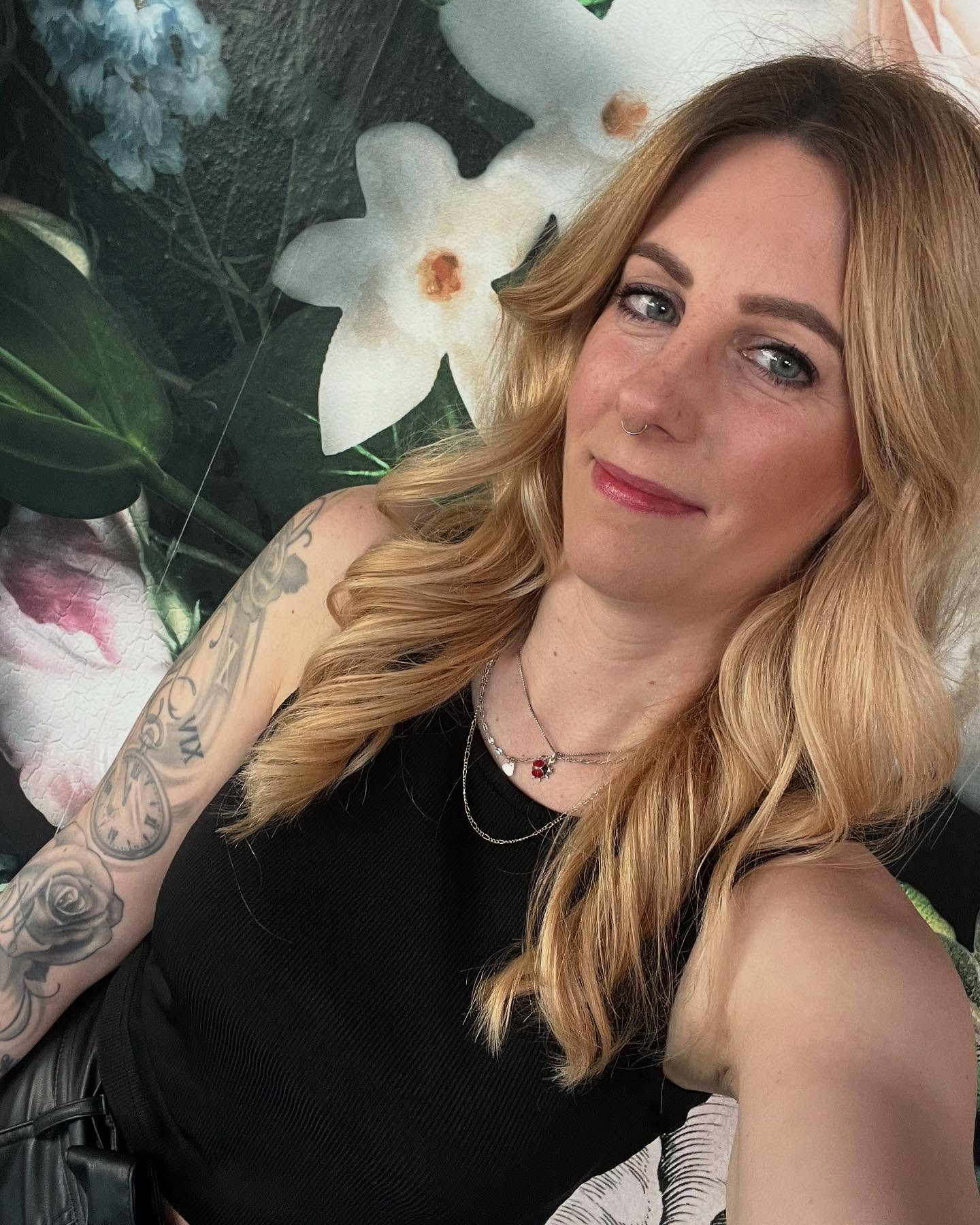 Hey Na!
Ich bin Antje, komme aus dem schönen Niedersachsen und habe dort auch meine Friseurausbildung abgeschlossen.
Vor 2 Jahren habe ich meinen Meister in Potsdam gemacht, erfolgreich und voller Motivation.
Direkt danach ging es für mich nach Andalusien, wo ich als Friseurin gearbeitet und den spanischen Flair, die Kultur und viele neue Techniken kennengelernt habe.
Ob akkurates Glätten oder dunkles Haar blondieren, mit viel Liebe zum Detail war alles dabei.
Ich liebe es, mit Kupfer und Blondtönen zu arbeiten, vor allem beim Strähnen.
Heute bin ich nicht nur Friseurin mit Leidenschaft, sondern auch Dozentin und Teil der Prüfungskommission der HWK Potsdam.
Ich freue mich sehr, jetzt Teil des Kopfkünstler Teams zu sein, kreativ, engagiert und immer offen für neue Herausforderungen!