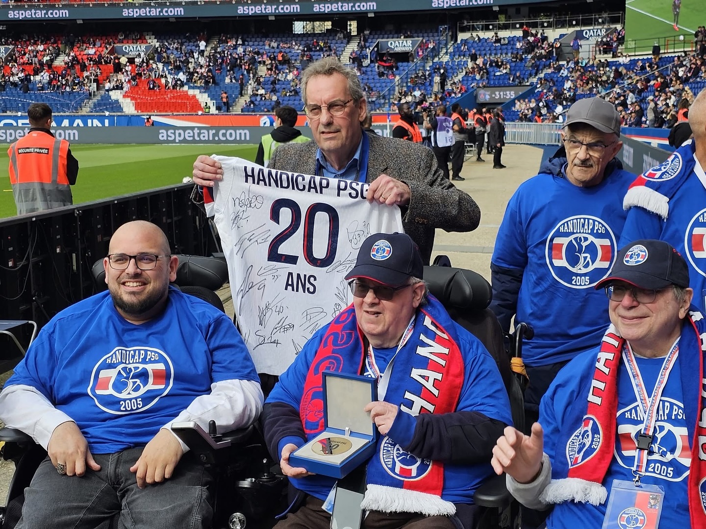 Les remerciements continuent, cette fois-ci pour notre club favori, le @psg et nos référents supporters !
Pierre Vermeulen, joueur du Paris Saint-Germain entre 1985 et 1987 est venu à la rencontre de nos adhérents pour leur remettre une médaille spéciale pour les 20 ans.
Nous avons aussi eu le droit à un beau maillot floqué spécialement pour l’occasion et dédicacé ! Sans oublier les nombreuses interviews et images diffusées dans le Parc des Princes et sur les réseaux du club.
#psg #parissg #handicappsg #parcdesprinces