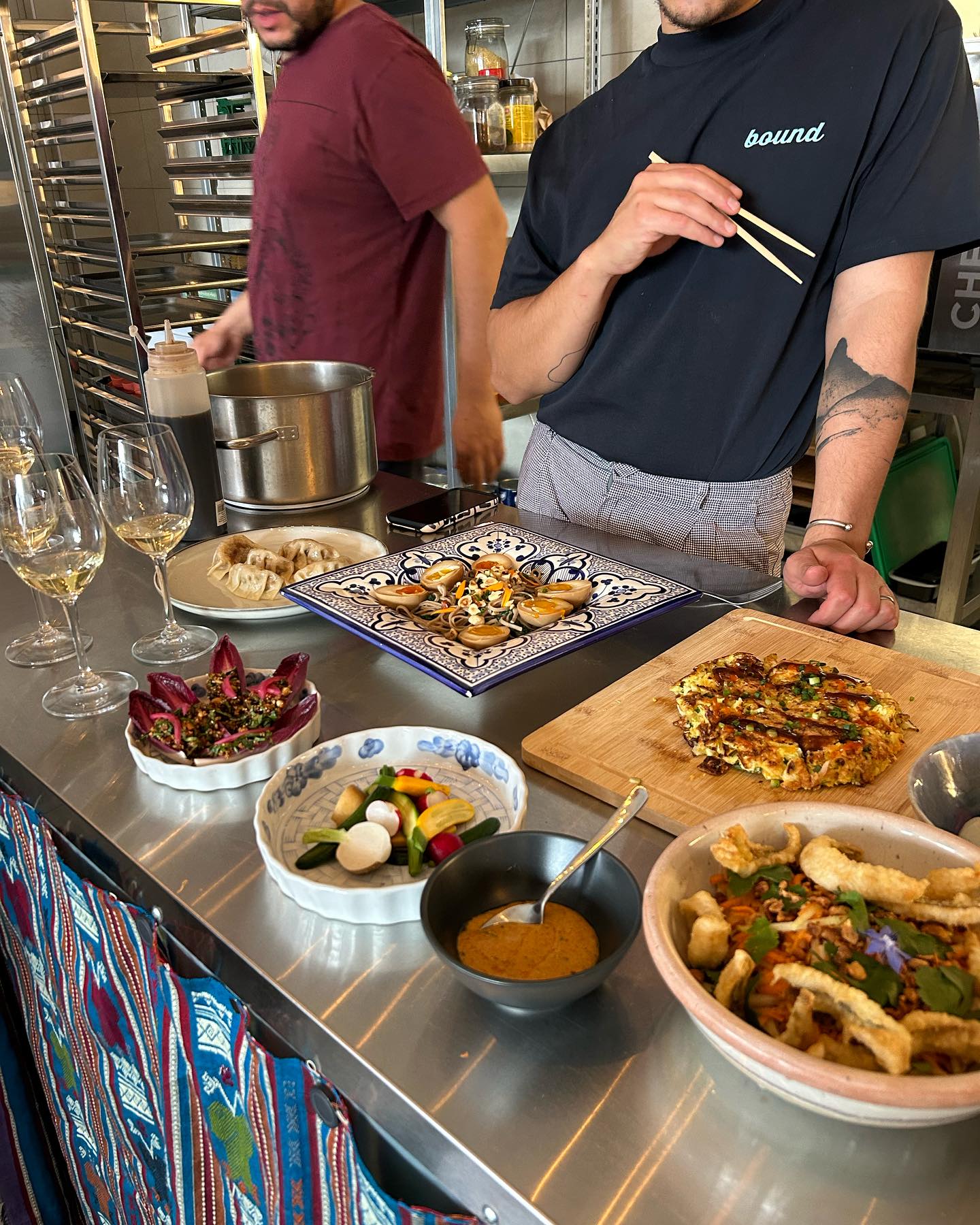 Notre premier pop-up au studio ! 🌞
Pour le 2e volet de Asian Fusion on a décidé de le faire en collaboration avec Virginia et Julien du bar @les11terres et à notre studio à Forel ! 🤩
On a réaménagé l’espace pour l’’occasion avec pleins de différentes lumières, des décorations en tout genre afin de créer un espace en mode street food, live cooking, chaleureux ! Et quelle belle soirée, merci à tout le monde ! 🫶🫶
On prépare déjà nos prochains pop-ups, d’ailleurs des lieux à nous conseiller où poser nos casseroles le temps d’un soir ?! On vous laisse avec le déroulé de photos, bon long we de Pâques les Complices ! 🐣✨😘
Lou et Julien