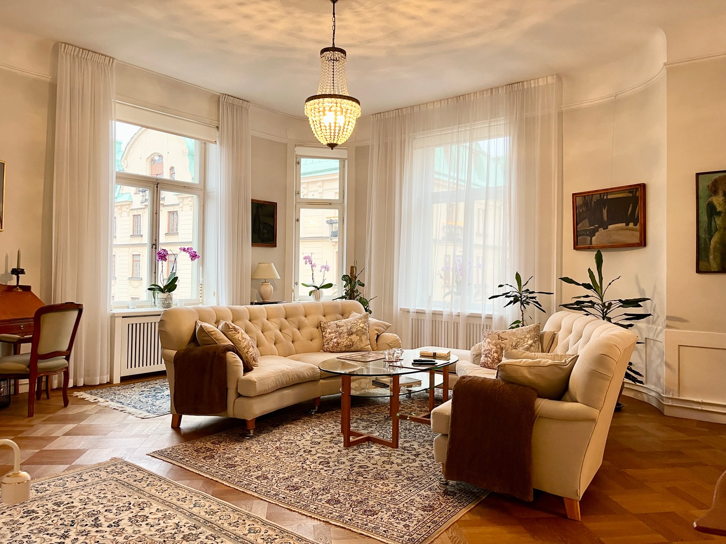 UTHYRD
Elegant #vÄning vid Karlaplan!
Ljus, rymd och vacker inredning â fullt möblerad och inflyttningsklar. Balkong mot innergĂ„rd och allt inkluderat i hyran.
NÀra #Karlaplan & #FÀltöversten