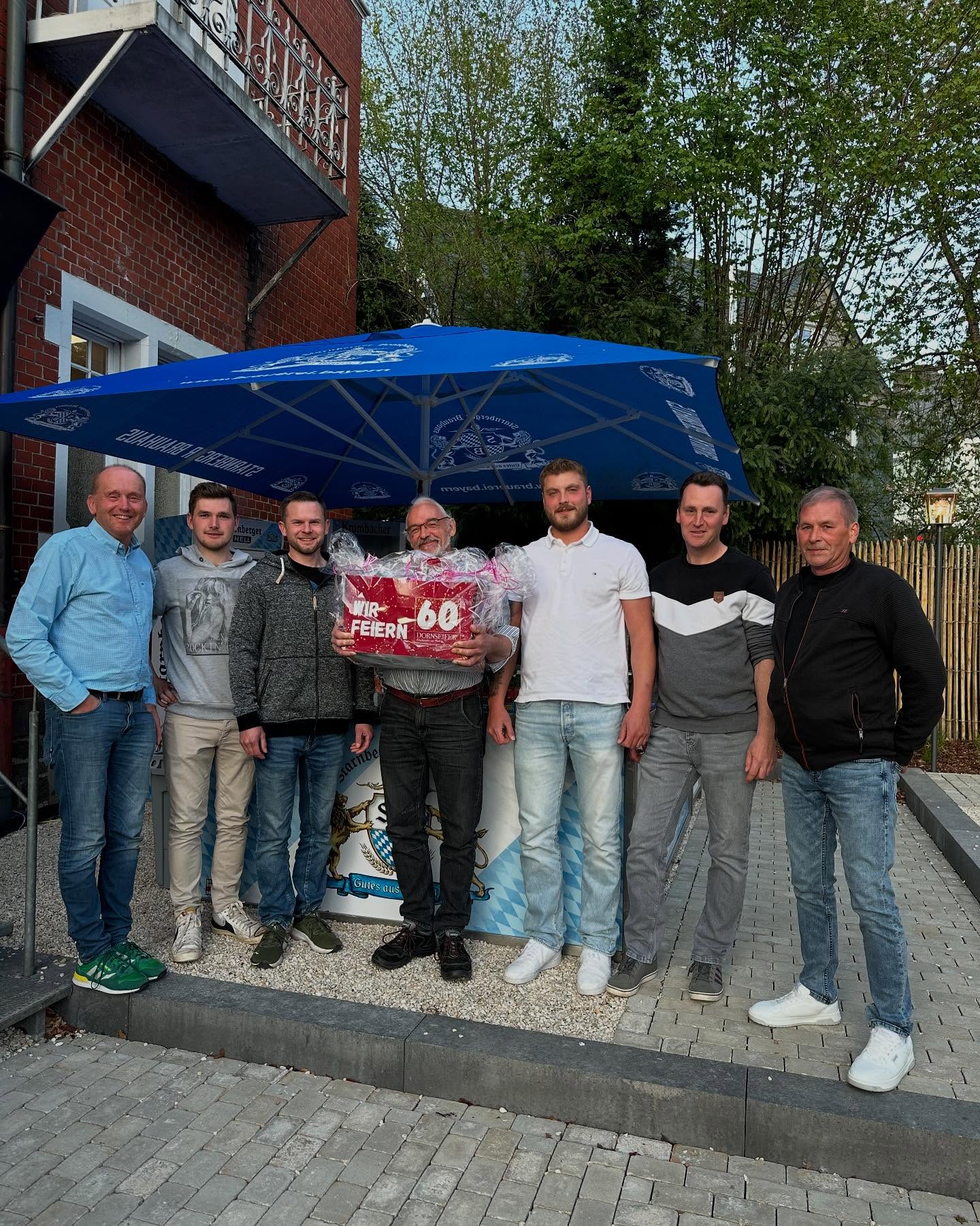 Gestern haben wir mit der ganzen Firma einen tollen Abend im Starnberger Wirtshaus in Olpe verbracht.
Anlass war der wohlverdiente Ruhestand unseres Gerds – ein besonderer Moment, den wir natürlich gebührend gefeiert haben!
Bei leckerem Essen, ein paar Kaltgetränken und vielen schönen Gesprächen über gemeinsame Erinnerungen haben wir den Abend entspannt ausklingen lassen.
Gerd, wir danken dir von Herzen für deinen Einsatz und die vielen tollen Jahre – alles Gute für deinen neuen Lebensabschnitt!
