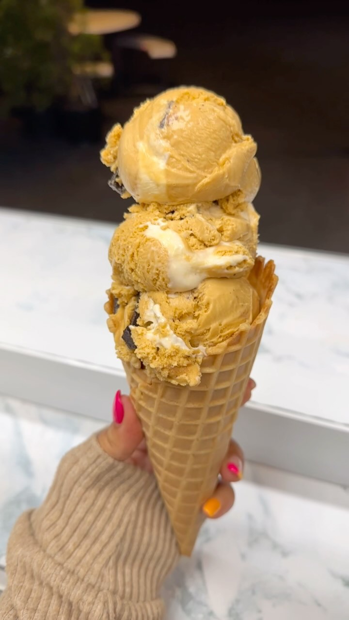 🍦Scoops is back for our 31st season🥳We hope everyone had a safe & warm winter! We’re excited to be serving up your favorite cones & shakes once again, so come by & treat yourself today‼️Open at 11am❤️
.
The first S’mores cone of the season from @giffordsmaine 🏕️ We can’t wait for those warm summer nights around the bonfire🔥
.
See you soon, Scoops lovers❤️
#ScoopsNMore #carmelny #icecream #upstateny #husdonvalley #putnamcounty #summer #newforkcity #putnamcountyny #newyorkfork #giffordsicecream #giffordsmaine #yummy #icecreamseason #icecreamshop