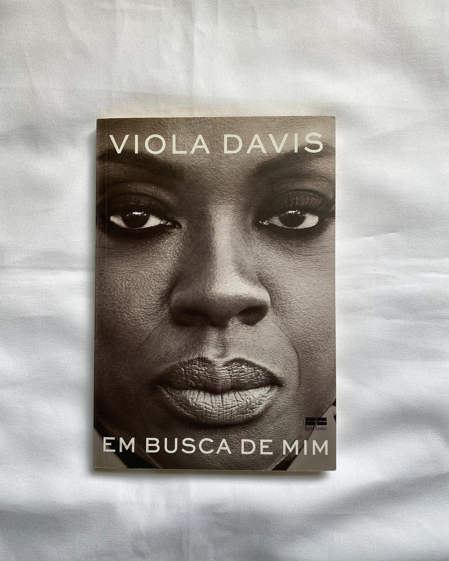👩🏿Viola Davis mostra para o grande público o que nunca mostrou no palco ou em filme, é muito mais que uma simples história e toda a sua trajetória de vida de uma forma tão ampla e verdadeira, sem nenhuma muralha com o leitor.
👩🏿Em Busca de Mim, voltamos para a Viola de Central Falls, em Rhode Island, que tinha uma família com problemas e viveu no extremo da pobreza em toda a sua infância. Neste livro, Viola mostra a sua origem pobre, presenciando infelizmente a violência doméstica e enfrentando o racismo desde muito cedo, tanto pela sua raça quanto pela sua situação social. Ela busca entender o seu passado, os traumas que teve e tudo que passou para se conectar ao seu presente.
👩🏿Conforme o tempo foi passando, Viola se encontrou na sétima arte, a atuação. O fato de ser atriz e viver vidas diferentes e realidades diferentes fez com que ela pudesse sair do contexto em que vivia, mas o grande dilema que se passava em sua cabeça era o mesmo de todo jovem pobre que tem o dever de cuidar da família: vou poder auxiliar a minha com essa profissão? A resposta ela não saberia no começo, porém ela abraçou as oportunidades que a vida lhe deu e o esforço misturado com o talento foi atrás do seu grande sonho.
👩🏿Entrou em uma das maiores faculdades de artes cênicas do mundo, a Juilliard School em Nova York, mas já seguia na profissão atuando em peças. Dali para frente, veria a sua vida mudar para sempre.
👩🏿Mas até mesmo após chegar à vitória, o passado não pode ser mudado. Viola é uma das maiores atrizes da sua época e sabe que a sua chegada ao topo foi árdua e difícil. Para atores negros, os papéis são sempre mais difíceis e escassos, são poucos que conseguem o papel principal e a grande concessão da fama.
Leia a resenha completa no Blog: https://www.aultimaexclamacao.com/post/resenha-em-busca-de-mim-viola-davis
#resenha #resenhadelivros #resenhaliteraria #violadevis❤️ #autobiografía #hollywood #oscar #atriz #violadavesrainha #mulhernegra #book #bookinsta #bookgirl #bookstagram #editorabestseller #ophrawinfrey