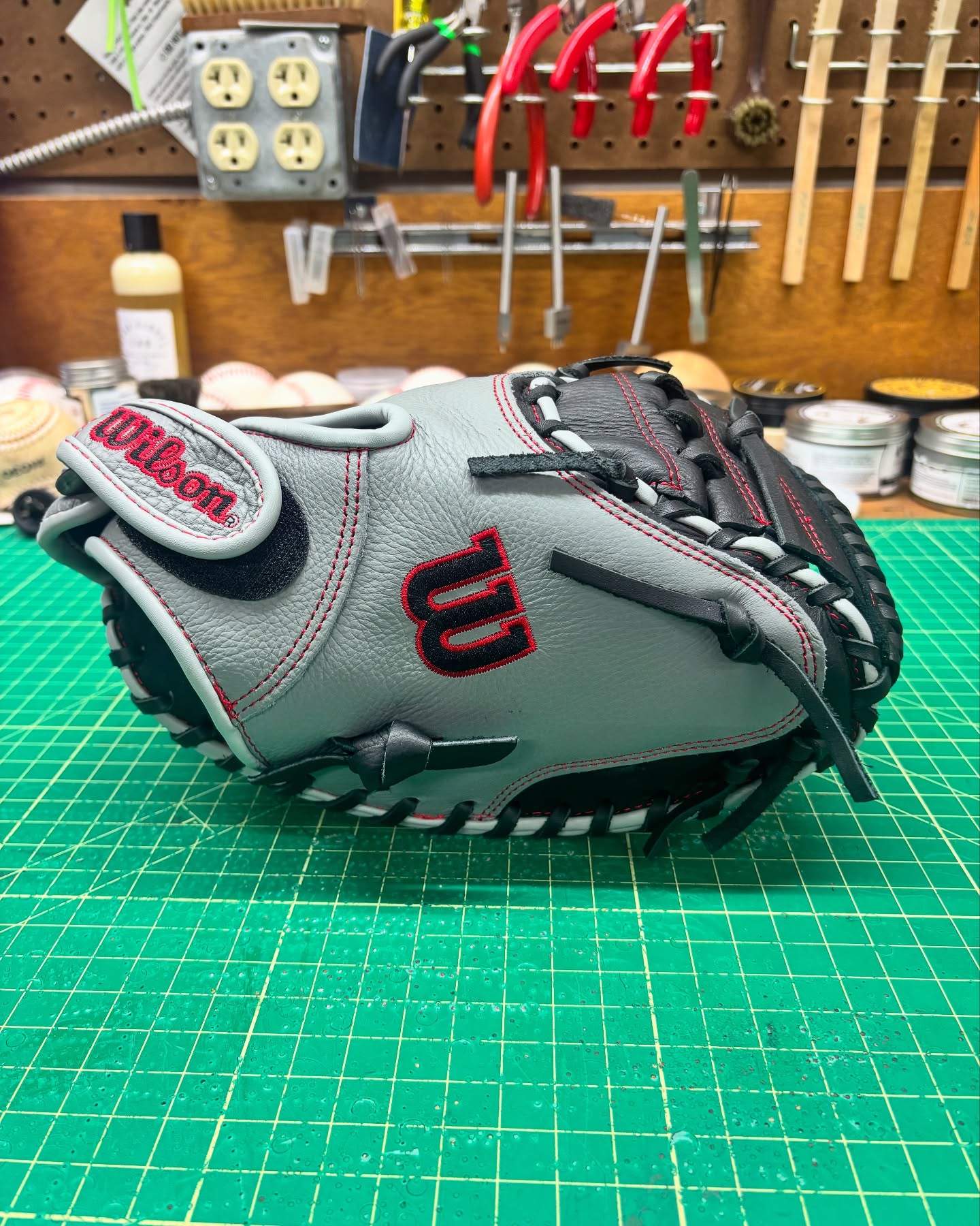 Another glove for our little league catcher to try out. This one seems to have a little more room and bigger pocket than the Marucci. Those teal laces match the team colors and work better than I expected with the gray/black colors. As with the rest this one gets the additional air2gel pad. I love installing these pads, they never add stiffness or difficulty to the break-in.
#wilsona500 #wilsonglove #relacednotreplaced #relacedontreplace #ballpalyersbalm #buyfastpitchgloves #flatbillbaseball #makingyourglovegreatagain #staygrassy