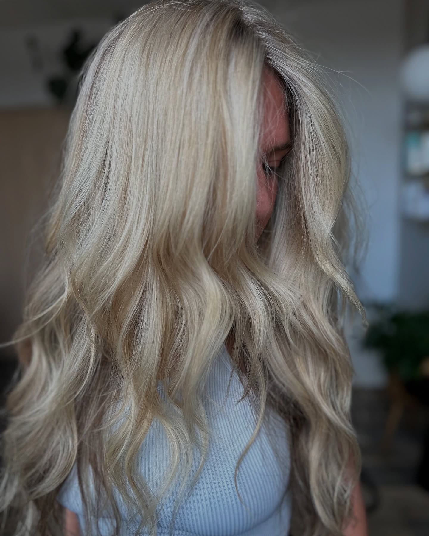 Tis the season of blonde 👱🏼♀️
#blondehair #blondingspecialist #napervillemoms #naperville #vanityboutiquesalon