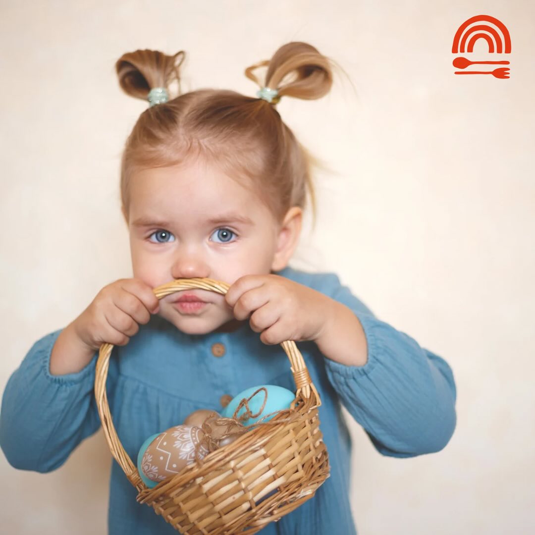 🐣 Hoppy Easter, Little Chefs! 🐰🍪
It’s time to whip up a sweet little treat that’s as fun to make as it is to eat! 🐇💕
🌟 Easter Bunny Banana Cookies 🌟
These soft, chocolatey cookies are perfect for tiny hands and happy hearts!
You’ll need:
🍌 2 large very ripe bananas
🍫 2 Tbsp unsweetened cacao powder
🌾 1 cup quick cook oats
🍯 3 Tbsp local honey or pure maple syrup
✨ (Optional: sprinkle in some chocolate chips for extra smiles!)
Let’s bake!
Preheat oven to 350°F.
Line a baking sheet with parchment paper (or lightly grease it).
In a bowl, mash those bananas! Stir in cacao, oats, and honey (or syrup).
Roll dough into 12 little balls and flatten them with a fork or your hands.
Bake for 10–15 minutes until they’re just right.
Let them cool a bit… then taste the Easter magic! 🧁🌼
Perfect for Easter baskets or bunny brunches! 🐣💛
Tag us @rainbowkitchenkids if you bake—our bunny ears are waiting! 🐰📸
#EasterTreats #KidsInTheKitchen #BananaCookies #LittleBakersClub #HoppyEaster #rainbowkitchenkids