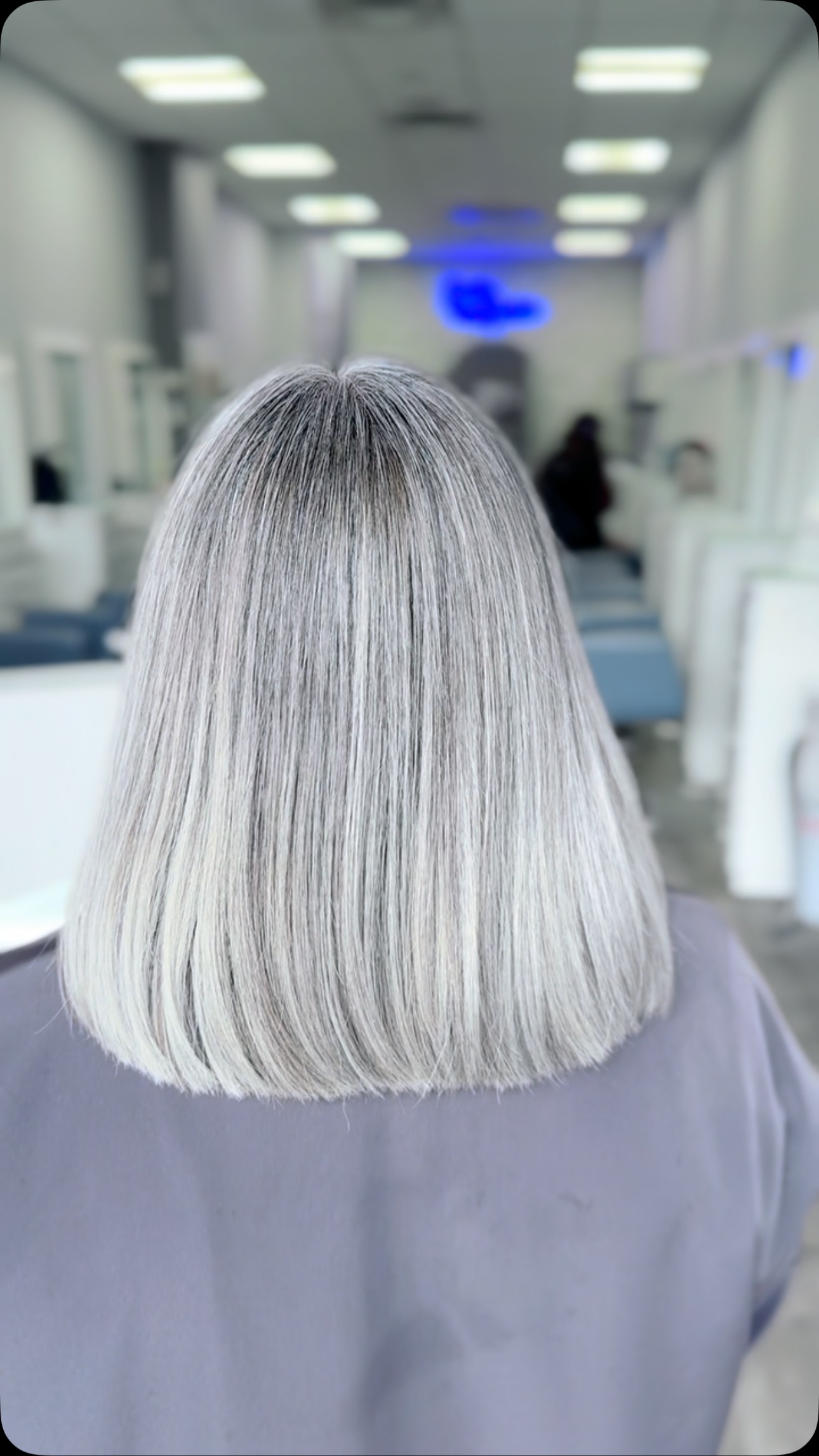 If you’re looking to transition from colored hair to your natural greys, this video is for you! Achieved this transition of blending the grey throughout the whole head with a full head of highlights mixed with balayage.