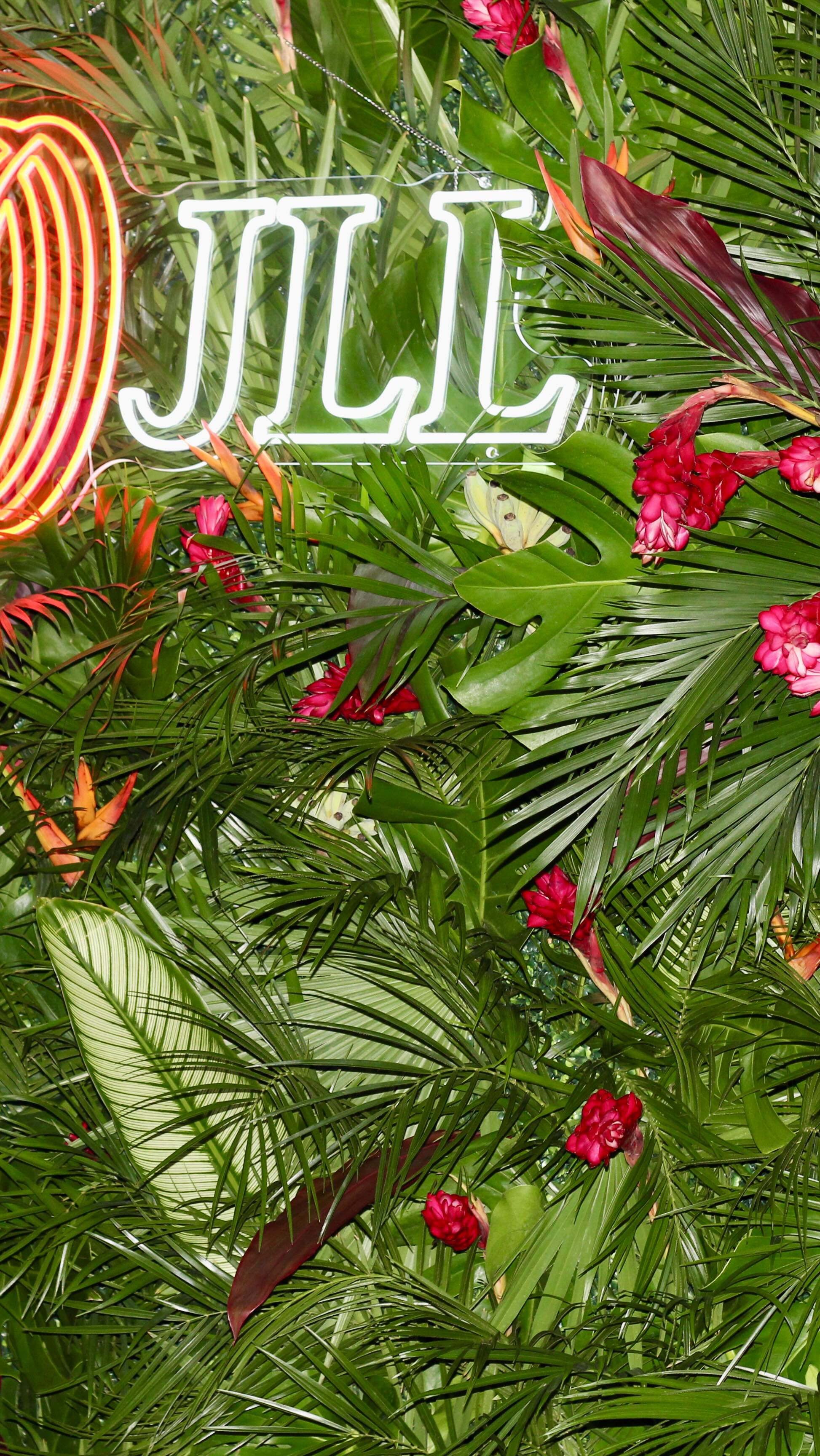 Our beautiful flower designs look so effortlessly chic but behind the scenes we work hard!
From all the logistics of the recipe to the best vendors to bring us the flowers.
Once they arrive a team has to process over 800 stems, opening, cleaning, cutting and placing in the water buckets in the right temperature.
We wait for them to blossom at their peak to then bring them to your event!
Once we get there we can create the custom design you have dreamed of. With care and a lot of fun we reflect in every leaf placed with a bit of magic โจ๐ธ
They take days to come alive and we love every minute of what we do!