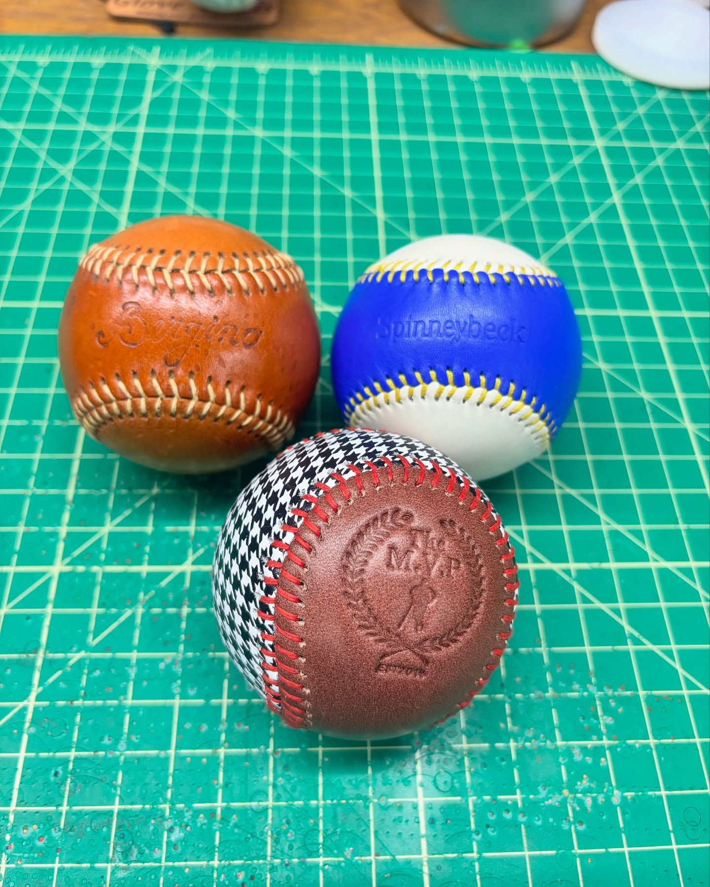 Picked up some baseballs this past week. Modest Vintage Player houndstooth leather, Bergino leather ball, Spinneybeck white/blue ball. I’ve got so many of these it’s about time to make a display rack for them all. I’m sure my wife won’t mind them in the dinning room 😂
#collectorproblems #staygrassy #makingyourglovegreatagain