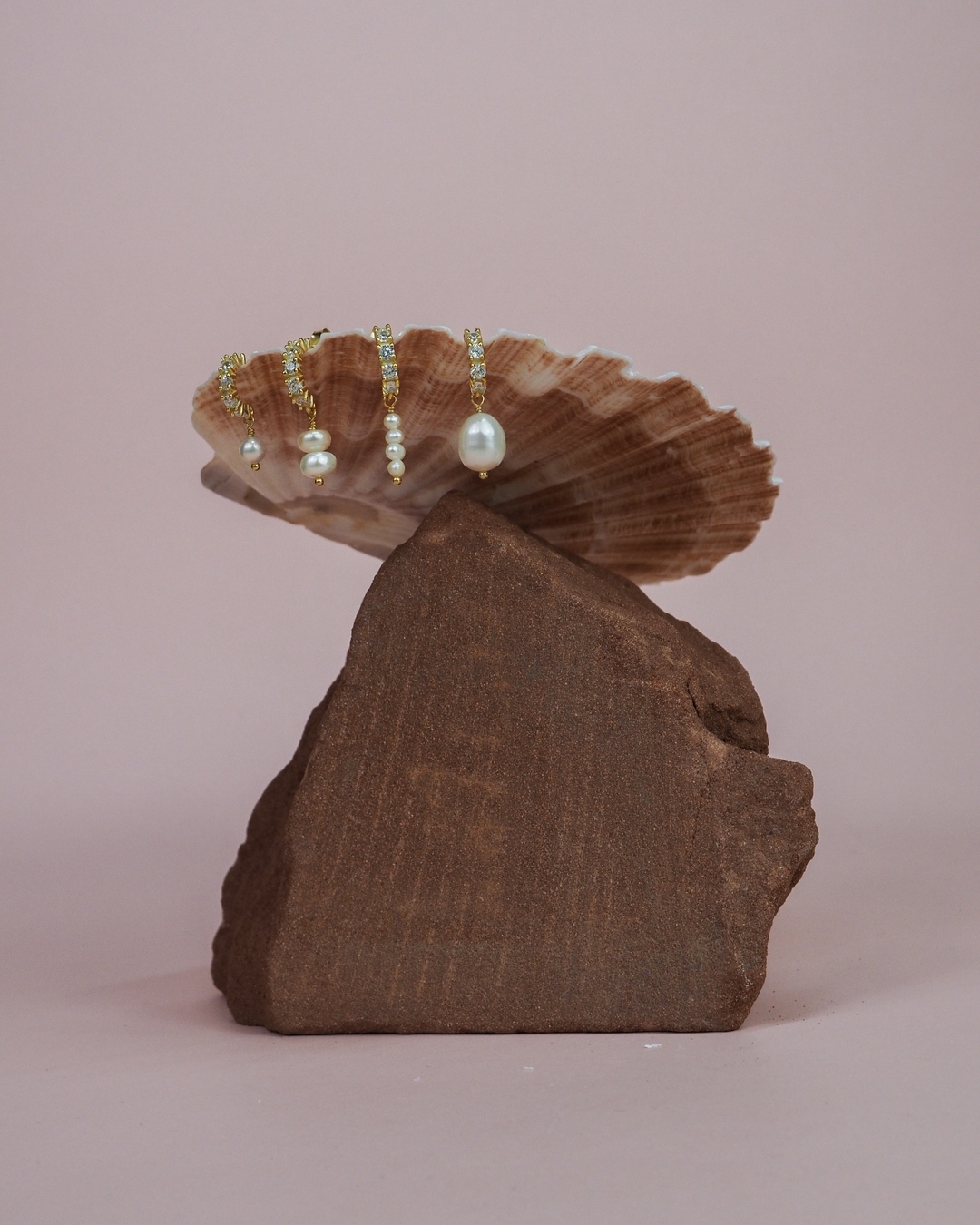 Visste du at WAHL-WEST har et større utvalg av øredobber og andre smykker med ferskvannsperler? 🙋🏼♀️🪸🐚 Her ser du et lite utvalg og forøvrig en ganske fin stack for deg med 3 eller 4 hull 👂🏼
#øredobber #norskdesign #norsksmykkedesign #hoops #ferskvannsperler #perleøredobber