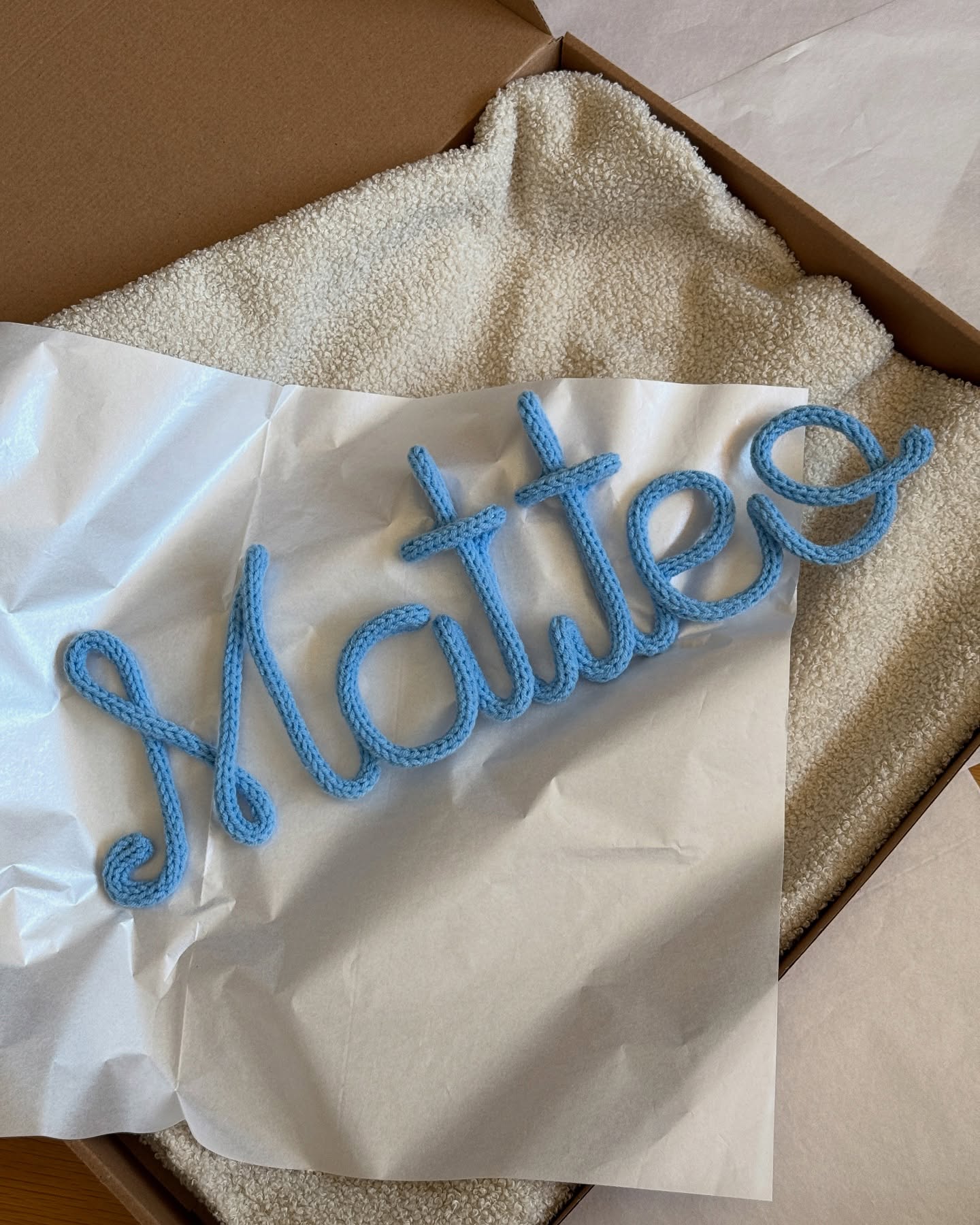 Co je to pletené jméno?
Originální dekorace do dětského pokojíčku, která zaujme na první pohled a dodá prostoru osobitost.✨ Každý kousek je ručně vyrobený s láskou a nese to nejcennější – jméno vašeho děťátka. 🥹
Z čeho je dekorace vyrobená?
Používám bavlněnou přízi, ze které upletu šňůru, a pevný drát, díky kterému vznikne krásné, tvarované písmo. 🫶🏻 Výsledkem je lehká, ale pevná dekorace, kterou snadno zavěsíte na stěnu, poličku nebo nad postýlku – zkrátka tam, kde bude dělat radost. Součástí balení je i vlasec na zavěšení.
A proč by měla být právě u vás doma?
Protože jméno není jen slovo. Je to příběh. Vzpomínka. Láska. A přesně takovou atmosféru vnáší do dětského koutku – zútulní ho, dodá mu kouzlo a udělá z něj místo, které bude patřit jen vašemu dítěti.🌈✨
💭 Ráda pro vás vytvořím to nejdůležitější jméno. Stačí mi napsat nebo objednat na e-shopu.