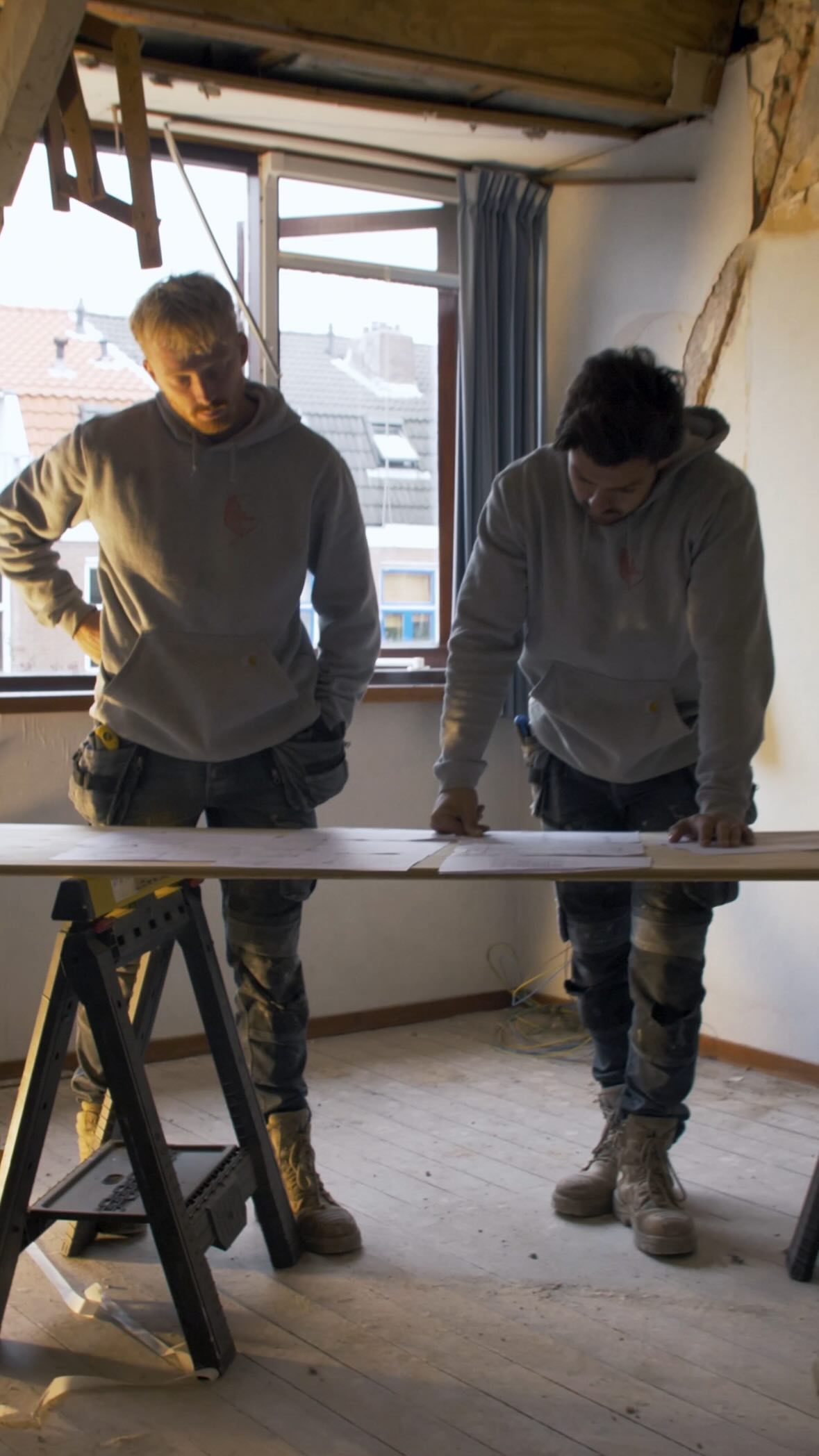 Stadsbouwers Haarlem - wij bouwen aan jouw toekomst. 🔺
Wij zijn een jong en innovatief bouwbedrijf dat zich richt op opbouw, aanbouw, verbouw en complete renovaties. Met ons toegewijde team van vakmensen transformeren we huizen tot droomwoningen.
Benieuwd naar meer? Check onze website via de link in onze bio!
🎥: @cliphangerproductions
#renovatie #verbouwing #haarlem #timmerman #bouwbedrijf #opbouw #aanbouw