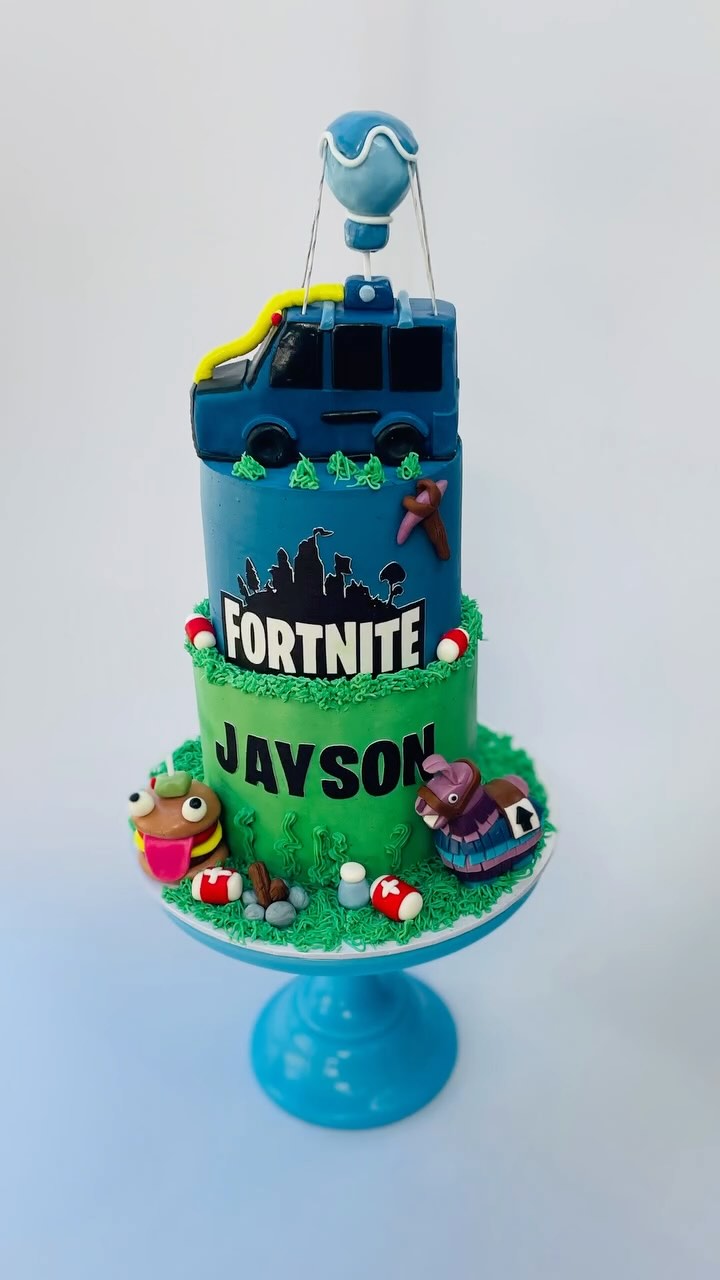 Two tier Fortnite cake with all handmade decorations.
#twistedcakesbytia #welwyngardencity #cakedecorating #welwyngardencitymums #stalbansmums #cakedecoratingvideos #stalbans #cakedecoratingtutorials #stalbans #cakesofinstagram #hertfordshirecakes #fortnitecake #fortnite #fortnitefans