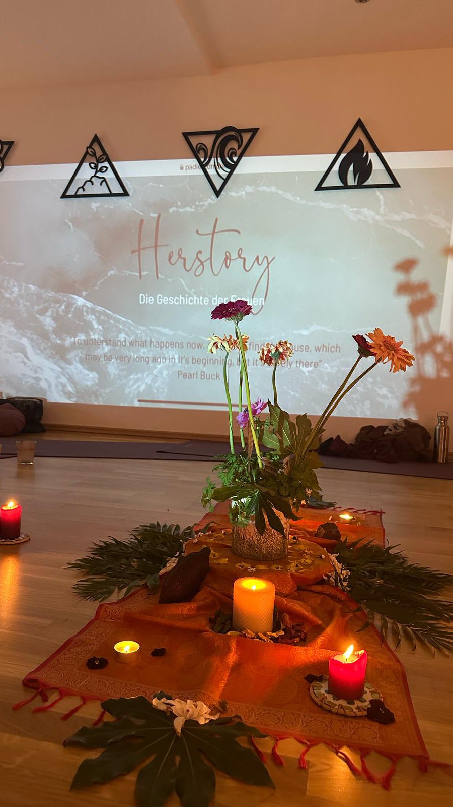 Her Story.
„To understand what happens now, One Must find the cause, which may be Long ago in it‘s beginning, but it‘s surely there“
-Pearl Buck-
Manchmal müssen wir zurück schauen um zu erkennen und zu verstehen.
Es war tief, es war echt, ein bisschen wild (im positiven Sinne) aber vorallem wunderschön zu sehen wie stark wir sind wenn wir uns gemeinsam auf den Weg machen und unsere Essenz, das was uns ausmacht, und unsere Kraft lernen einzusetzen. 🌼
So ein bunter individueller haufen! Jede einzelne ein Unikat. Ein Feuerwerk an wunderschönen wilden Schwestern 🌼🪻🌷🌺🌻
Ahey🌿
@steffiejohanna Danke auch an unsere Feuerhüterin 🔥