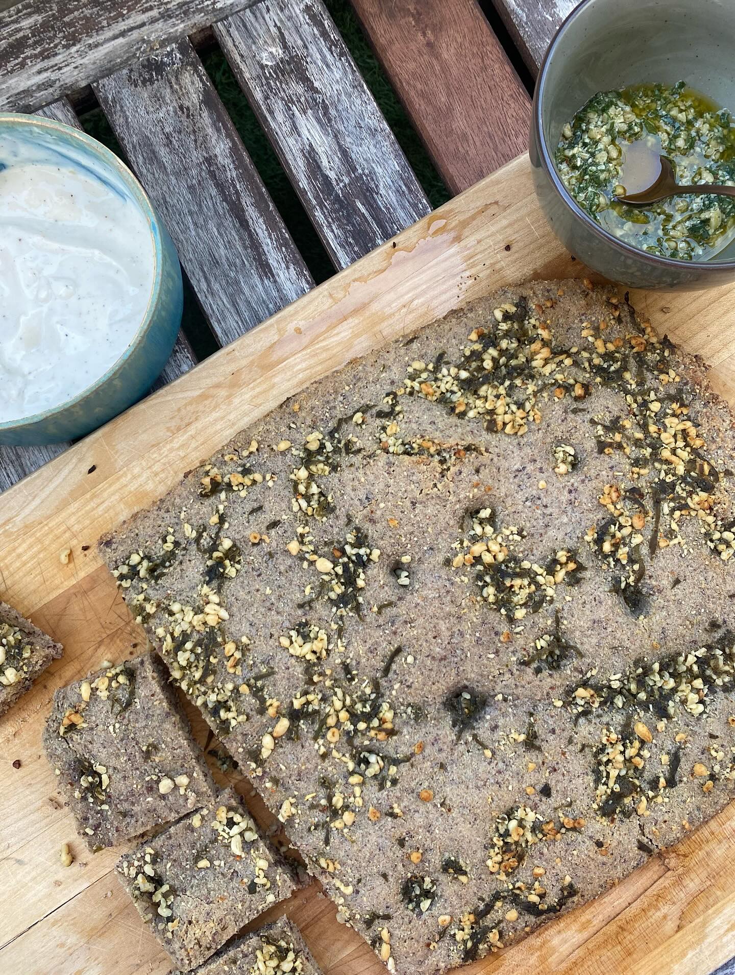 Testé et approuvé la recette de focaccia à l’ail des ours @laguinguettedangele
Merci à @gewe.05 @sebastien_cnsn pour la livraison à domicile de la matière première fraîchement récoltée à la main 🌱
Recette en page 2
#healthyfood#organicfood#instafood#instagood#instagoodfood#foodstagram#eeeeeats#feedfeed#veggie#veggiefood#foodies#homemadefood#eat#eatgood#mangersain#food#foodshare#recettemaison#onmytable#storyofmytable#cook#cooking#vegetarian#vegetarien#vegetarianrecipe #foodies#nutritionniste#springrecipe#focaccia#aildesours#recette
