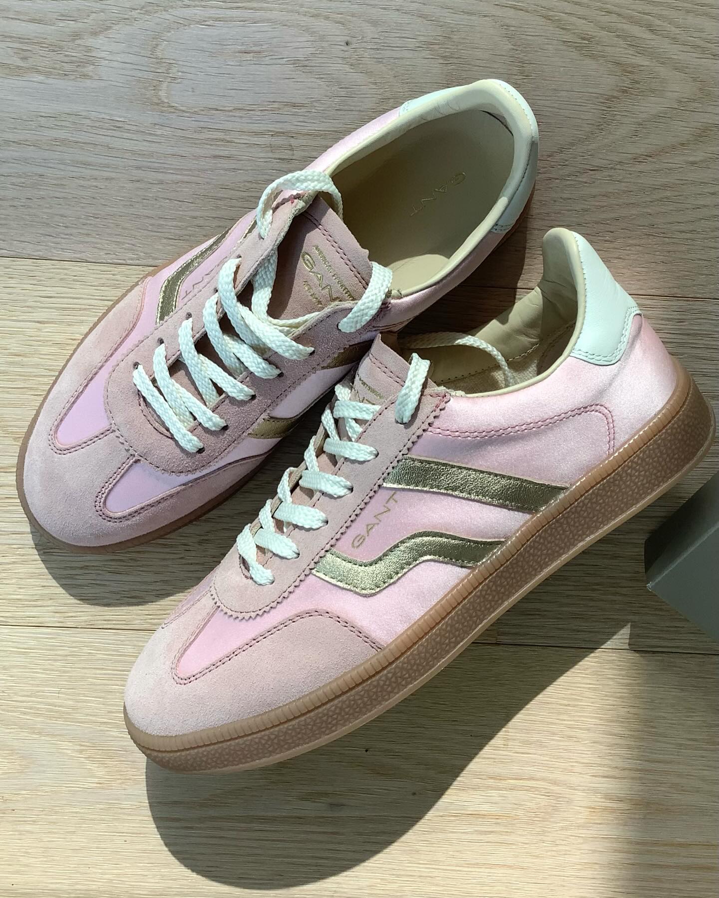 Frisch eingetroffen bei Kampa Schuhe in Freising:
Die neuen GANT Sneaker sind da!
Stylisch, bequem und ideal für den Frühling – entdecke viele neue Modelle, von klassisch bis sportlich.
Komm vorbei in der Innenstadt von Freising und finde dein neues Lieblingspaar!
#GANT #GantSneaker #KampaSchuhe #Freising #NeuImLaden #SneakerStyle #ShopLocal