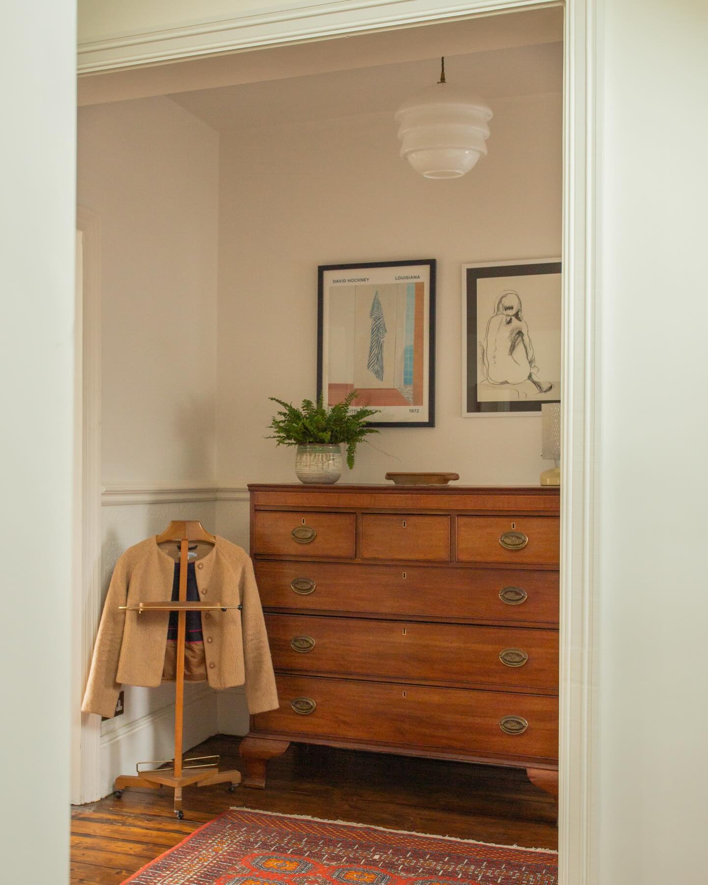 Dressing room details at the ParkView Project 😍
Using the loft floor to create a principal suite gives you the option to use landings and passing spaces as prime floor space. We utilised all areas of circulation space to create a relaxed, broken plan dressing area. The landing itself almost feels like a whole new room has been created.
Liminal spaces are often overlooked, where as I see them as opportunities to create little “moments”. A place to pause briefly. All the better if you’re able to incorporate beautiful storage and lighting to provide both function and form.
I love the simplicity of this little space.
📷 @alicekemp__