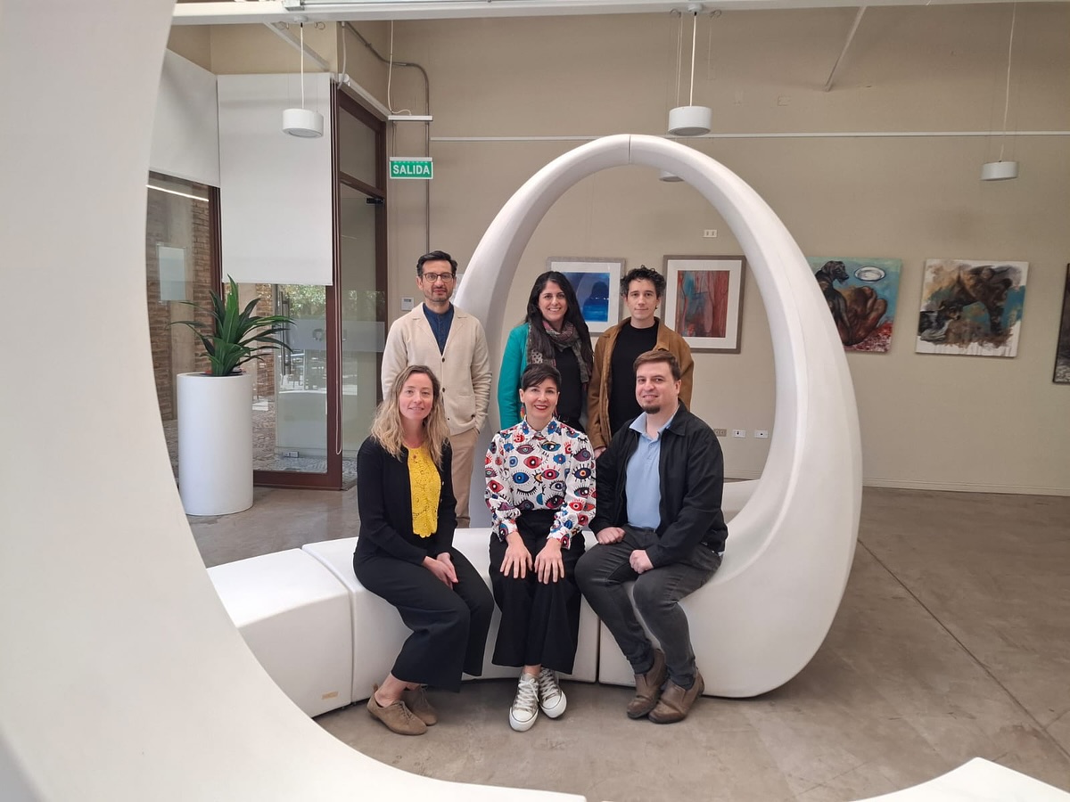 My visit in Chile launched with a networking event at the Human Sciences department at @ubohiggins , where we offered multidisciplinary collaborations on various topics such as network analysis and work with migrant communities, nutrition and of course dance movement therapy. We will be exploring the benefits of DMT in sexual education with their ongoing project EDUCASEX, which is very exciting. Really grateful to @unisouthwales for the opportunity to explore this.
Amazing to share the space with fellow guest Dr Chiara Broccatelli .
Lots of potential connections and synergy. Thank you Dr Eduardo Leiva Pinto for the invitation and to @asociaciondmtchile for coordinating! Mind buzzing with possibilities!
#research #dancemovementtherapy #taith @taithwales @gabogibson @startupstiwdiosefydlu @uswdrama.performance