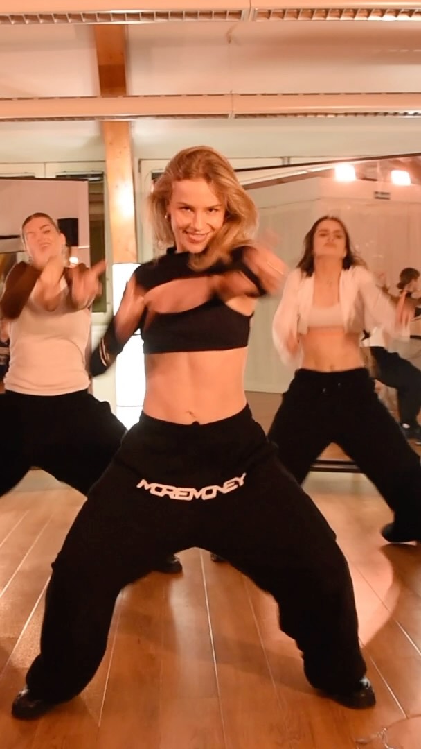 And I can see it in your eyes ✨
FULL VIDEO DROPPING SOON
Choreography: @thisisgoaldigger
Dancers: @pashkulka @anis_bini
Video: @chris.alvar
Studio: @empire.dance.vienna