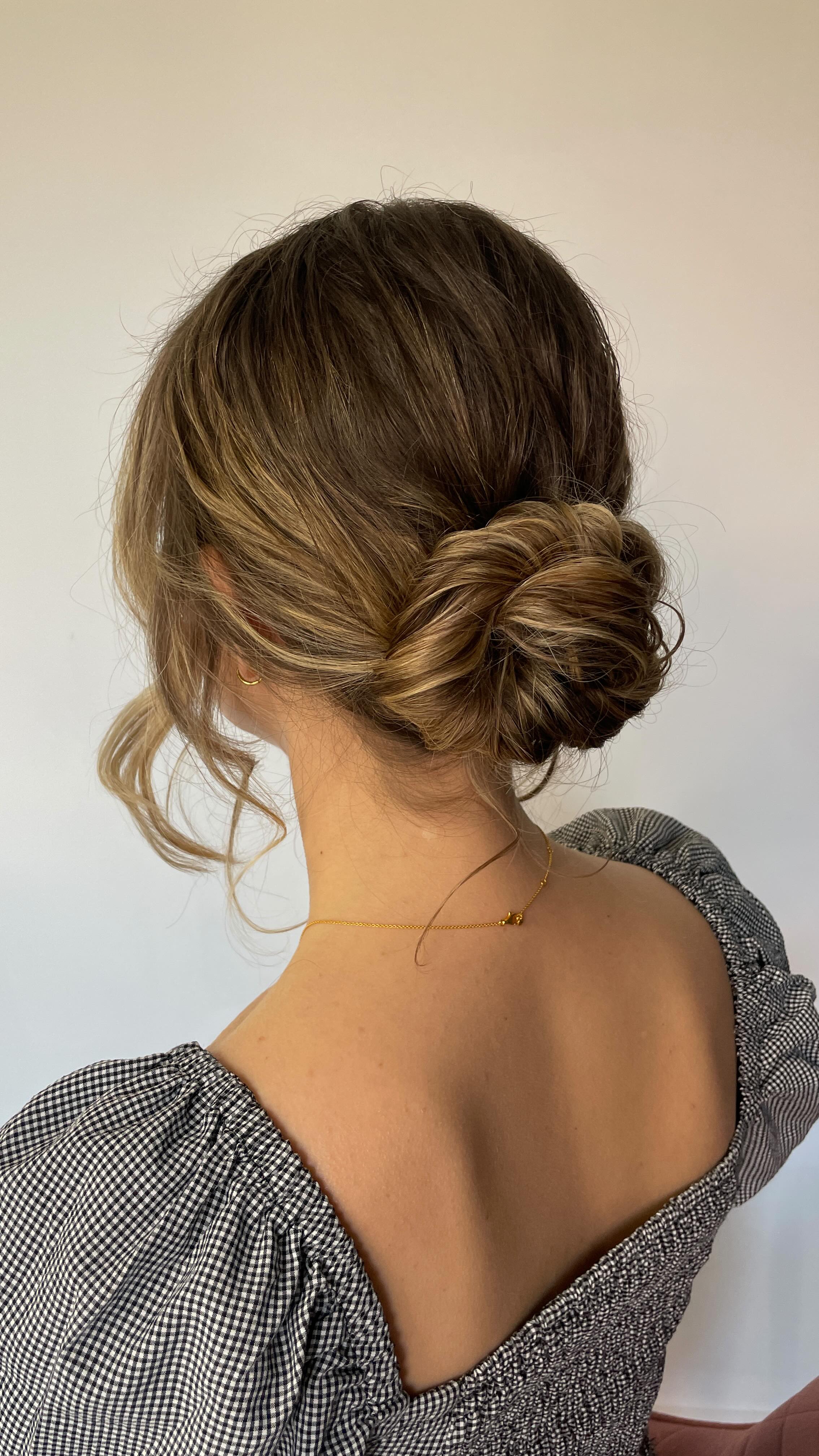 A trial session with lovely bride Ella, where we tried out 3 natural but beautiful hairstyles and flawless natural makeup ❤️
#hairtrial #hairstyles #haireducation #hairbyme #surreyweddingsuppliers #weddinghair #bridalhair #hairtutorial #hairstyle #surreyhair #surreyhairstylist #weddinghair #bridalhairstyle #makeupartist #bridalmakeup #makeupbyme #surreyweddings