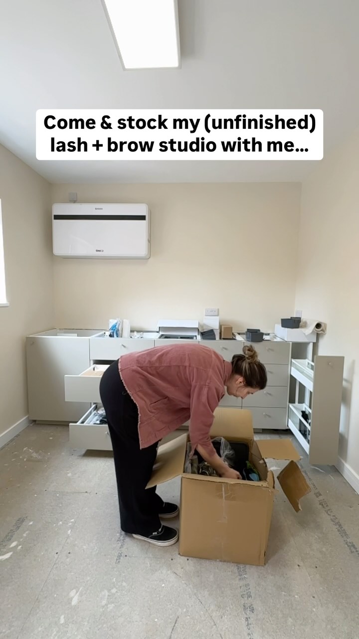 Is there anything more satisfying than a fresh setup? 😍🧼
Unpacking lash trays, lining up my brow tints, filling drawers with fresh disposables…
This is the stuff I live for 🙌
The studio still isn’t quite finished,
but we’re finally getting there.
✨ Soft launching on Saturday 26th April ✨
I’ll be ready to welcome you in for treatments + courses —
even if the finishing touches are still in progress!
I’ve missed you all and can’t wait to get back behind the couch 🤍
Thanks so much for being here through it all 🫶
#studioupdate #softlaunch #lashandbrowstudio #beautybusinessjourney #treatmentroomsetup #smallbizlife #setupvibes #lashartistuk #browbosslife #nearlythere