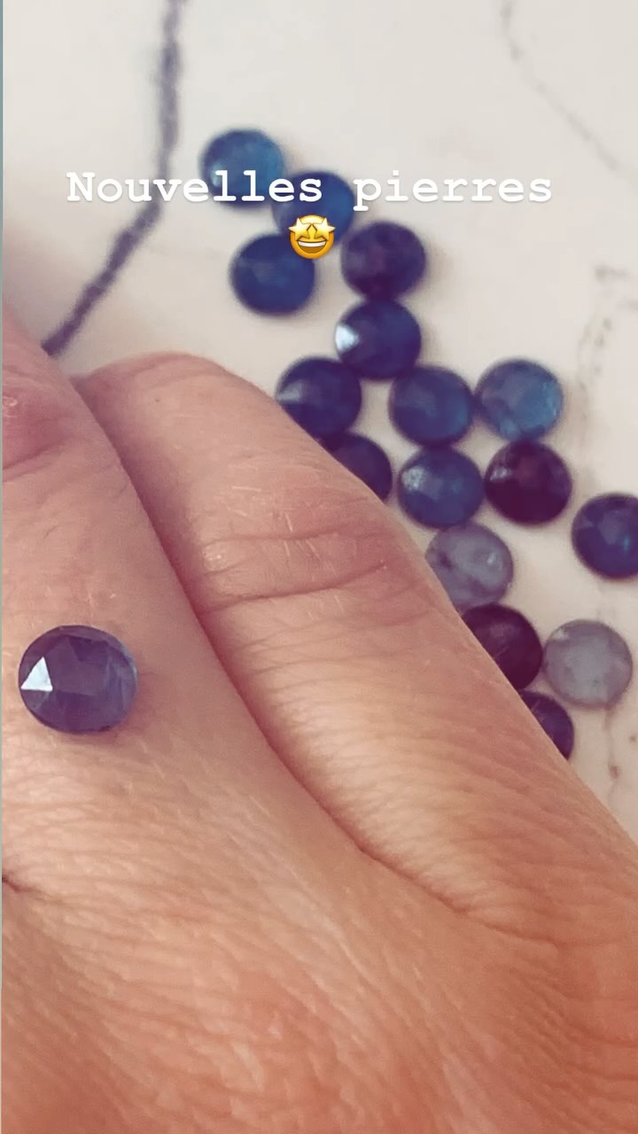✨Je viens de recevoir des nouvelles pierres pour cet été et je déballe avec vous. 💬 Qu’en pensez-vous ? Elles vous plaisent ? Ce sont des rosaces de cyanite bleue #pierresnaturelles #creations #bijoux #loireatlantique #labaule #artisanat #bijouxcreateur #handmadejewelry #faitmain #artisane #presquileguerandaise