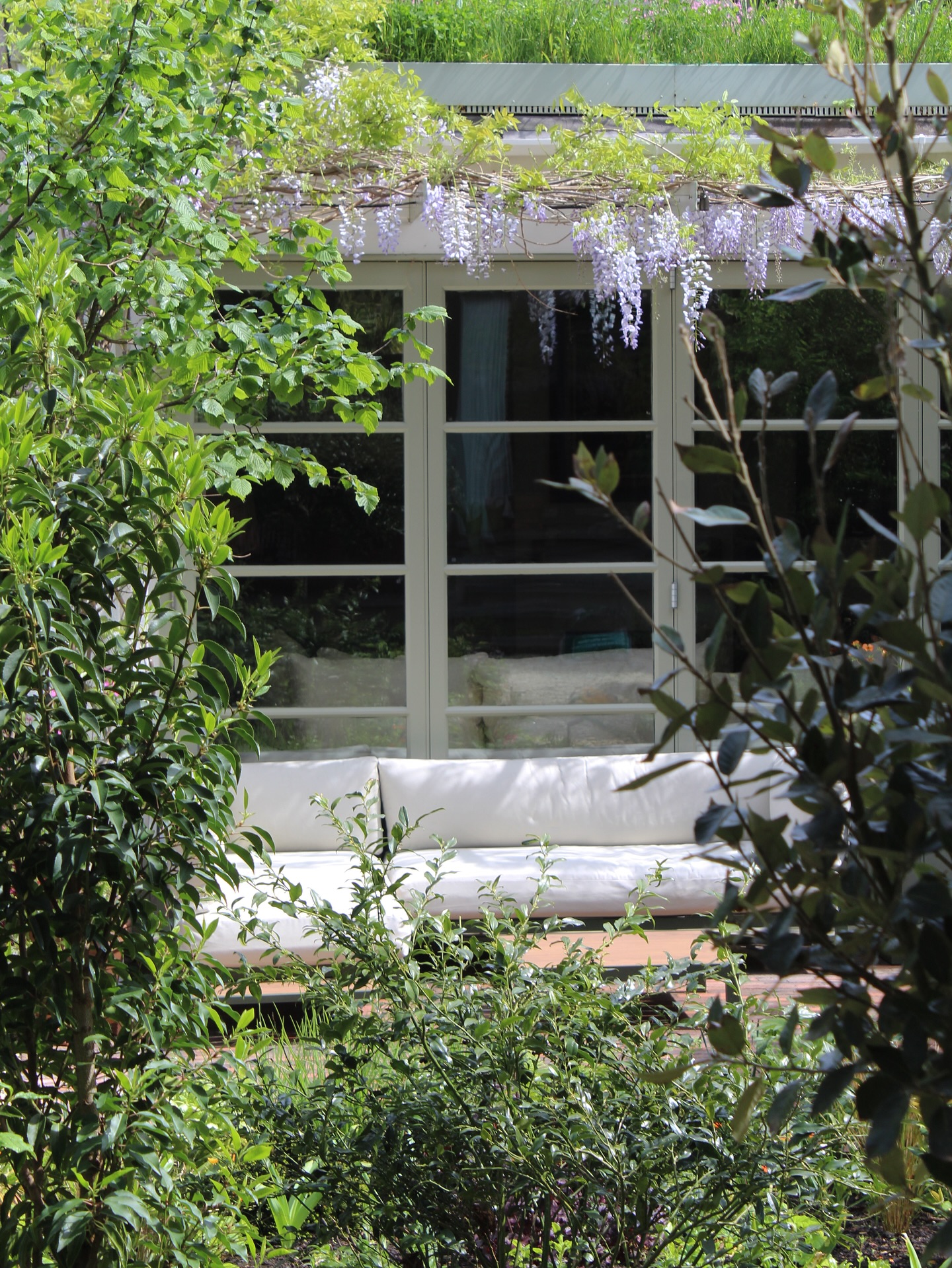 Wisteria having it’s moments right now throughout London and also at the Cottage. This was one we inherited and so worthwhile keeping it. It frames this seating area beautifully and acts as a softer transitional space between inside & out.
Our curved pathway looking great in @allgreengb Cotswold pebbles.
I used three tones of different clay pavers on the terrace from @_londonstone to give us a textured finish and add some fun colours into the colour palette.
Perennial plants are really starting to appear now and can’t wait to see it this summer.