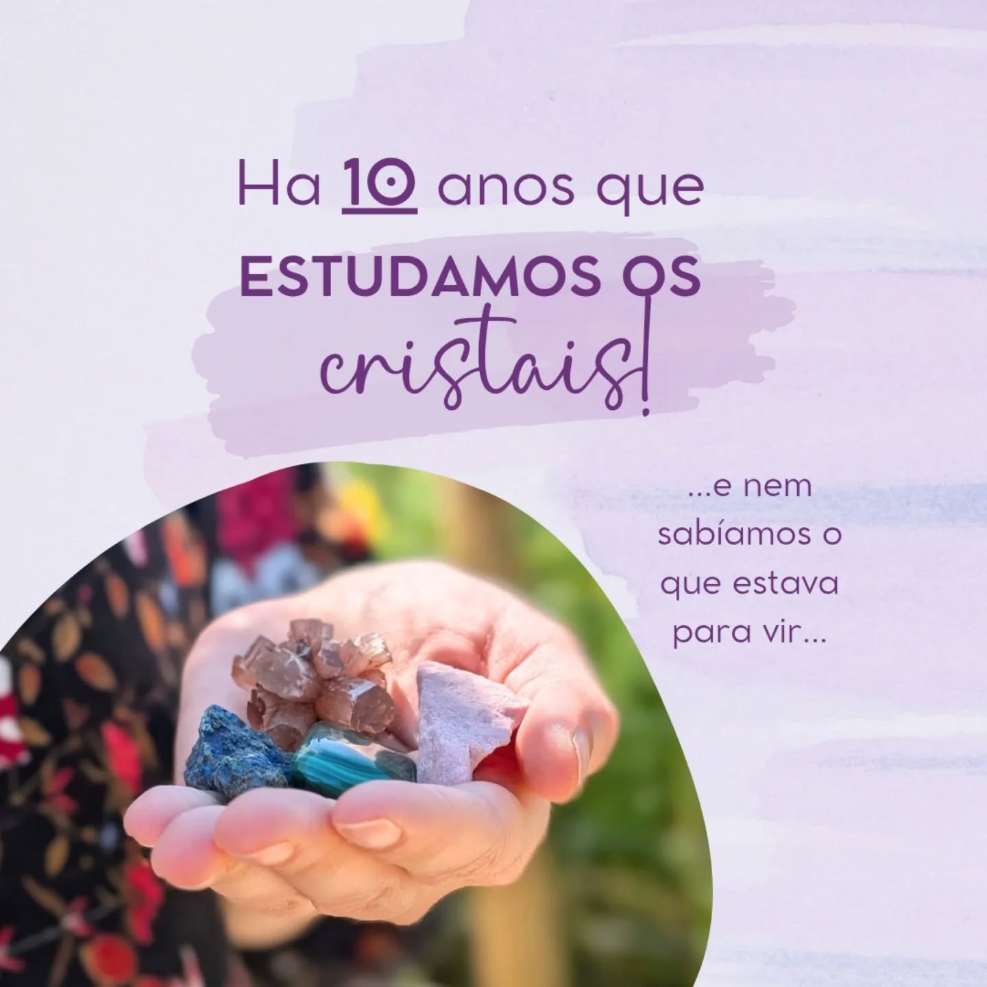 Como o tempo passa ✨ este anos a Jami já vai fazer 7 anos!!!
Nunca imaginamos este dia, nem alcançar tanto sucesso.
Tudo começou com uma viagem pessoal, que poucos anos depois se tornou num projeto profissional e de vida...
Manifestámos um projeto de auto desenvolvimento, de crescimento, com todo o nosso coração e o que se materializou foi muito superior às nossas expectativas. Nunca pensámos impactar tanto, criar tantas conexões nem impulsionar tantas mudanças. Quando olhamos para trás sentimos enorme gratidão por todo o caminho e por todos os desafios que passámos.
Lembro-me da primeira meditação que fizémos juntos numa barragem, em que o exercício era apenas contemplar as nuvens e sentirmo-nos leves e a flutuar... Dos "jogos" de colocar cristais nas mãos de olho fechados e tentar adivinhar o cristal só pela energia...
E agora aqui estamos...
Os próximos 10 anos?! Não sabemos para onde vamos, o que faremos, confiamos no processo da vida... Mas uma coisa é certa, continuaremos a usar a nossa consciência como orientador e com toda a certeza que cada dia será usado como crescimento!
Agradecemos-te por nos acompanhares nesta jornada 💞
#DesenvolvimentoPessoal
#CrescimentoInterior
#curacomcristais
#ViagemDaAlma
#EnergiaPositiva
#CristaisComAmor
#ConexãoEspiritual
#AutoConhecimento
#EspiritualidadeNaPrática
#ConfiaNoProcesso
#MeditaçãoComCristais
#ProjetosComAlma
#CaminhoComConsciência
#Manifestação
#IntuiçãoGuiada
#VibraçãoElevada
#lojadecristais
#reiki
#crystalshop
