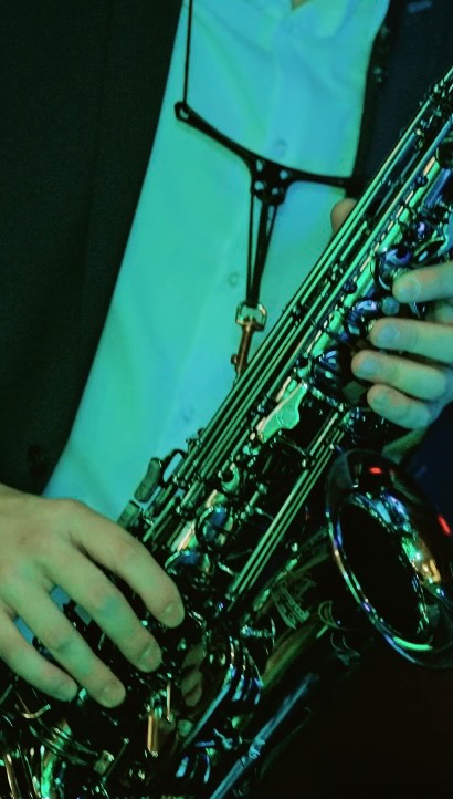 Musik, die nicht einfach nur läuft – sondern den Abend trägt.
Live-Saxophon trifft auf moderne DJ-Sets, genau abgestimmt auf Stimmung und Gäste.
Keine Playlist von der Stange. Kein Standardprogramm. Sondern ein Abend, der hängen bleibt.
Für alle, die’s stilvoll, tanzbar und echt wollen.
Music that doesn’t just play in the background – it carries the night.
Live sax meets modern DJ sets, tailored to the vibe and the people.
No copy-paste playlists. No standard routines. Just nights to remember.
For those who want it stylish, danceable, and real.
#hochzeitsdj #djundsaxophon #saxotic #leonwinkler #weddingdj #hochzeitsmusik #modernwedding #bridetobe #luxurywedding #eventdj #karlsruhe #djlife #reelvibes