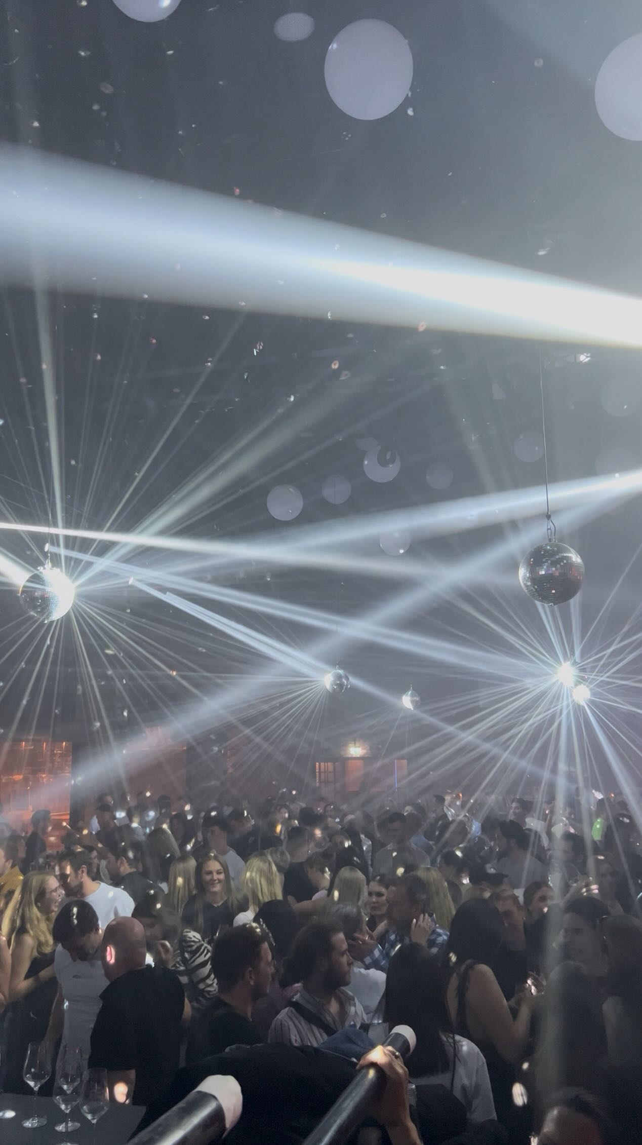 Wer kann bei so einem Licht noch stillstehen? 🪩✨🍷
#afterparty #discokugeln #diehalletor2 #party #eventlocation #köln #weinfest #cologne