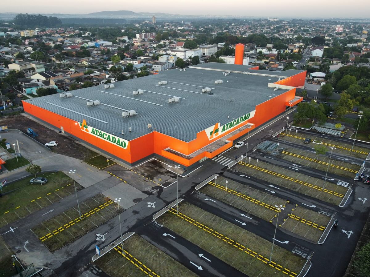 Transformação do mercado Big para Atacadão realizada em 90 dias de obra, localizado na Avenida Dorival Candido Luz de Oliveira, Nº 2660, Cohab C – CEP: 94.030-000 – Gravataí/RS com área total de 12.567 M². Na transformação foi realizada a criação de novos ambientes conforme novo layout proposto através de demolição e construção, troca de revestimentos, pintura interna e externa, reparos na cobertura, execução de novas câmaras frias e reforço de piso no salão de vendas. As instalações prediais de elétrica, hidráulica, hidrossanitário e de incêndio foram adequadas para atender a novo uso da edificação.
Na foto de capa temos o empreendimento entregue e com todas as etapas concluídas, nas próximas fotos demonstramos o avanço das obras com foco no acabamento de piso do salão de vendas, elevação de alvenaria dos novos ambientes propostos, execução de piso das novas câmaras frias e suas respectivas estruturas e acabamentos em geral com pintura e instalação de revestimentos. Nos três últimos registros temos o salão de vendas no dia da inauguração seguido de foto aérea demonstrando toda a grandiosidade e beleza que o estabelecimento recebeu após a transformação.
🙏🏻
#construction #construtora #construção #engenharia #engenhariacivilbr #arquitetura #canteirodeobras #obra #empreendimento #concreto #estruturametálicas #retrofit #reforma #transformação