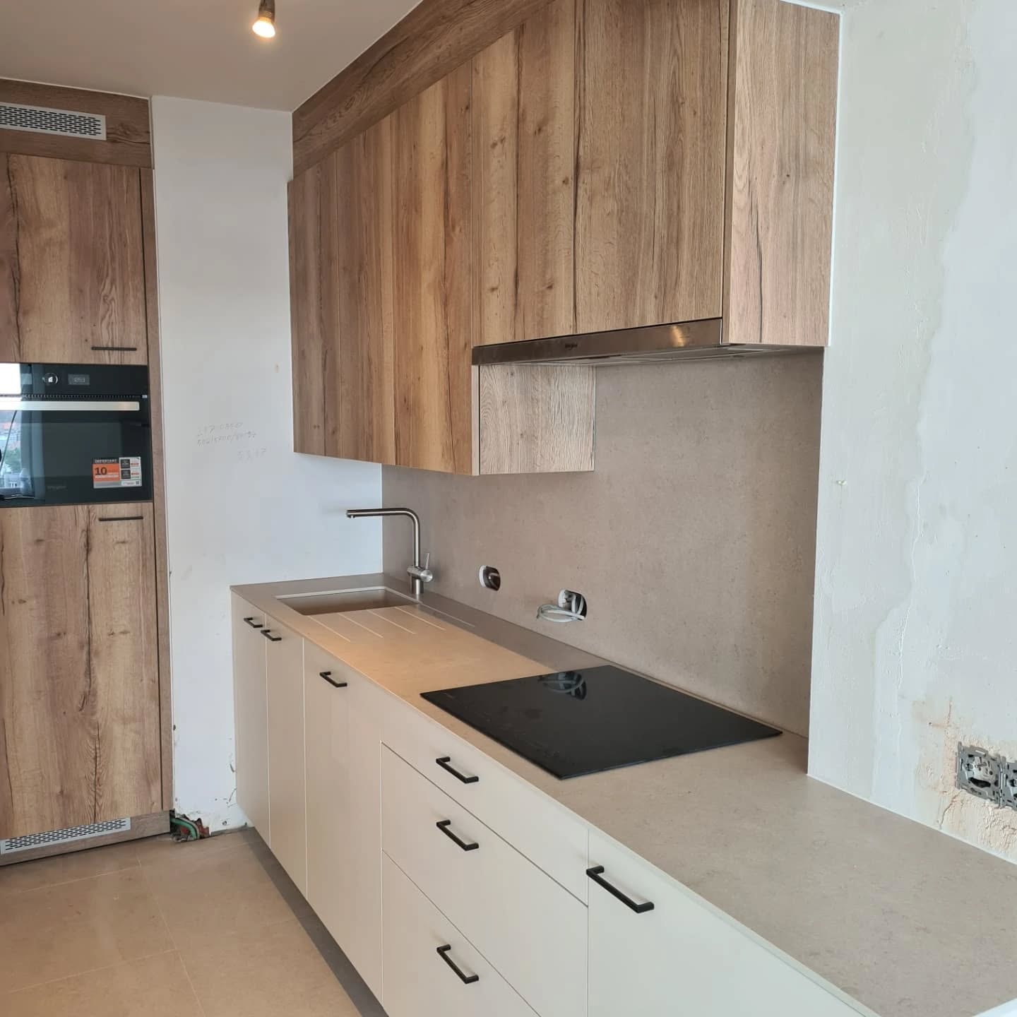 In deze realisatie vloeit de keuken mooi over in de living door gebruik te maken van dezelfde materialen en kleuren. Het houtdecor komt terug in de uitschuifbare tafel en de stof van de stoelen komt dan weer terug in de de kussens van de zitbank.
De metalen deur werd ook voorzien door ons!
#keukensopmaat #keukendesign #keuken #keukens #livingroom #livingroomdesign #livingroomdecor #kasten #whirlpool #frankehomesolutions