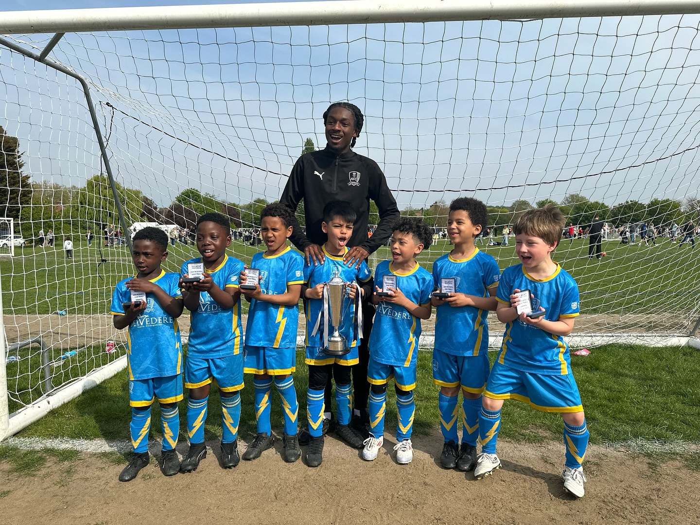 U7 Whites wrap up the season in style — Vase Winners! 🏆⚽️
Incredible performances from the boys, playing as a real unit across both games 💪🔥 Big shoutout to our keepers today — Ken & Finn between the sticks! 🧤
Man of the Match goes to Nathan for an outstanding hat-trick! 🎩⚽⚽⚽