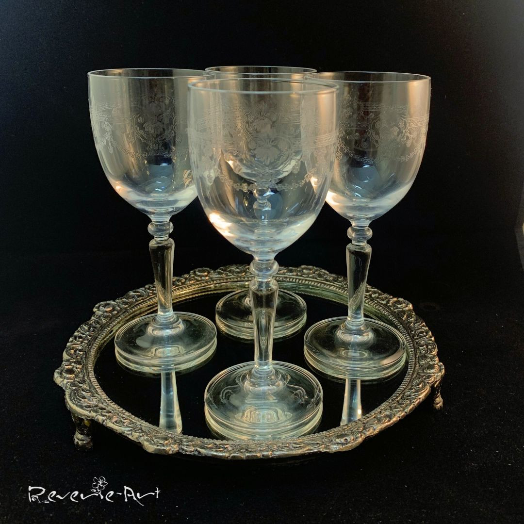 Transform your wine experience with our Vintage Cristal d'Arques Durand wine glasses set of 4. 🥂 Beautifully etched designs perfect for any occasion! Don't miss out on this vintage treasure! Link in Bio. #WineLovers #VintageGlassware #HomeDecor