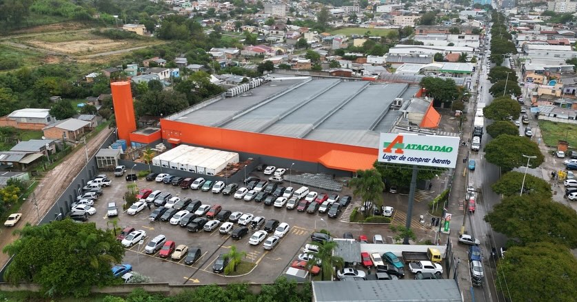 Transformação do mercado Big para Atacadão realizada em 90 dias de obra, localizado na Rua Belchior Goulart, Nº 1837, Centro – CEP: 97.574-001 – Santana do Livramento/RS com área total de 7.333,23 M². Na transformação foi realizada a criação de novos ambientes conforme novo layout proposto através de demolição e construção, troca de revestimentos, pintura interna e externa, reparos na cobertura, execução de novas câmaras frias e reforço de base através de estaqueamento de piso. As instalações prediais de elétrica, hidráulica, hidrossanitário e de incêndio foram adequadas para atender a novo uso da edificação.
OBS: Na foto de capa temos o empreendimento entregue e com todas as etapas concluídas, nas próximas fotos demonstramos o avanço das obras com foco no reforço de base através de estaqueamento de piso para suportar a nova demanda de carga de acordo com o atual uso. Nos dois últimos registros fotos áreas de drone demonstrando como o empreendimento dialoga com o entorno.
🚧
#construction #construtora #construção #engenharia #engenhariacivilbr #arquitetura #canteirodeobras #obra #empreendimento #concreto #estruturametálicas #retrofit #reforma #transformação