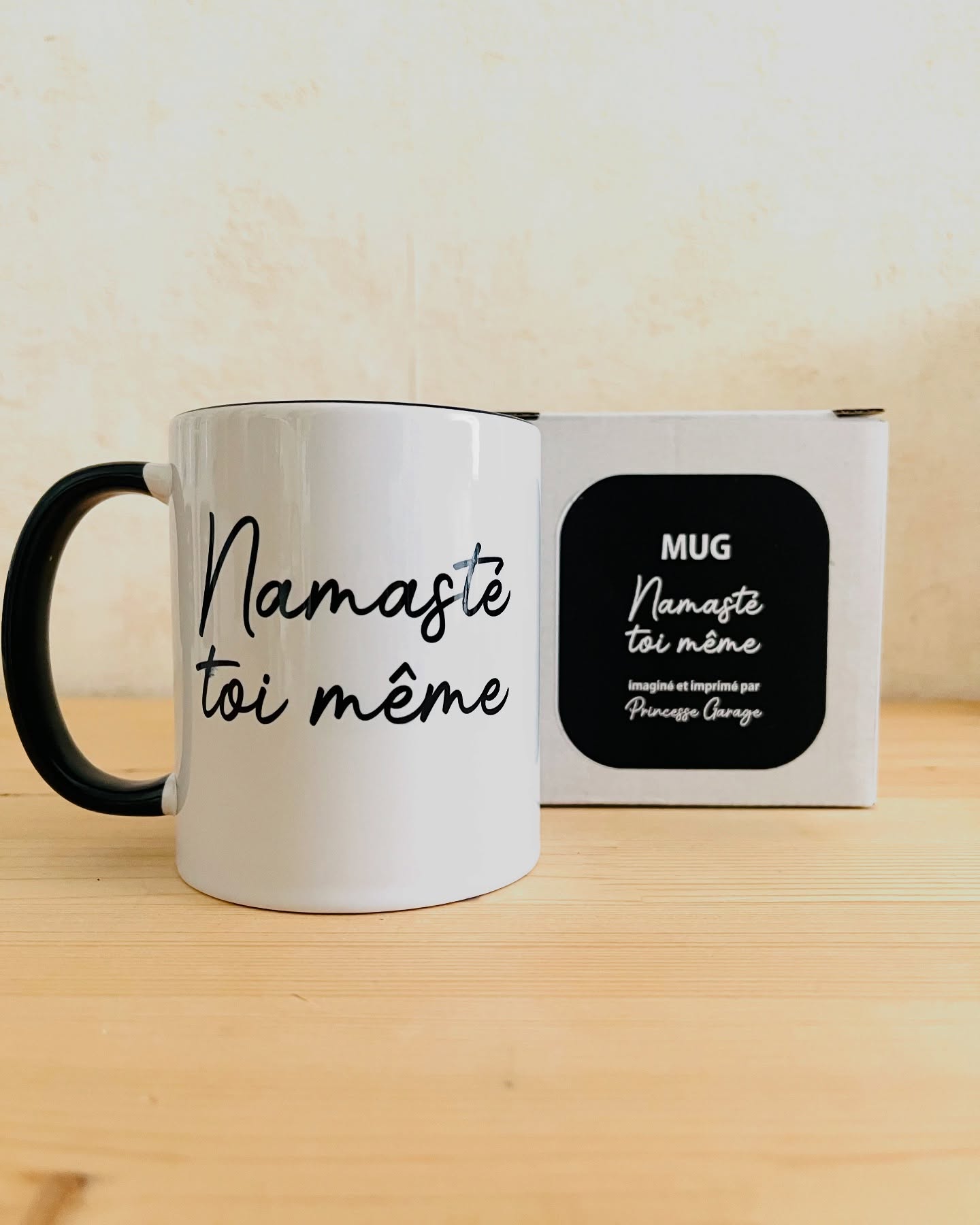 Ça y est, tous les nouveaux mugs sont dispo sur l’eshop avec leur nouveau packaging : des super jolies boîtes qui assureront leur sécurité lors du transport vers ta maison 😉
Et si t’as des inspirations pour une future collection n’hésite pas à me dire en commentaire quelle phrase t’aimerais bien y voir 🤩
Des bises
#mug #princessegarage #namaste #coffee #teatime #tasse #vaisselle #createurfrançais #humour #yogagram