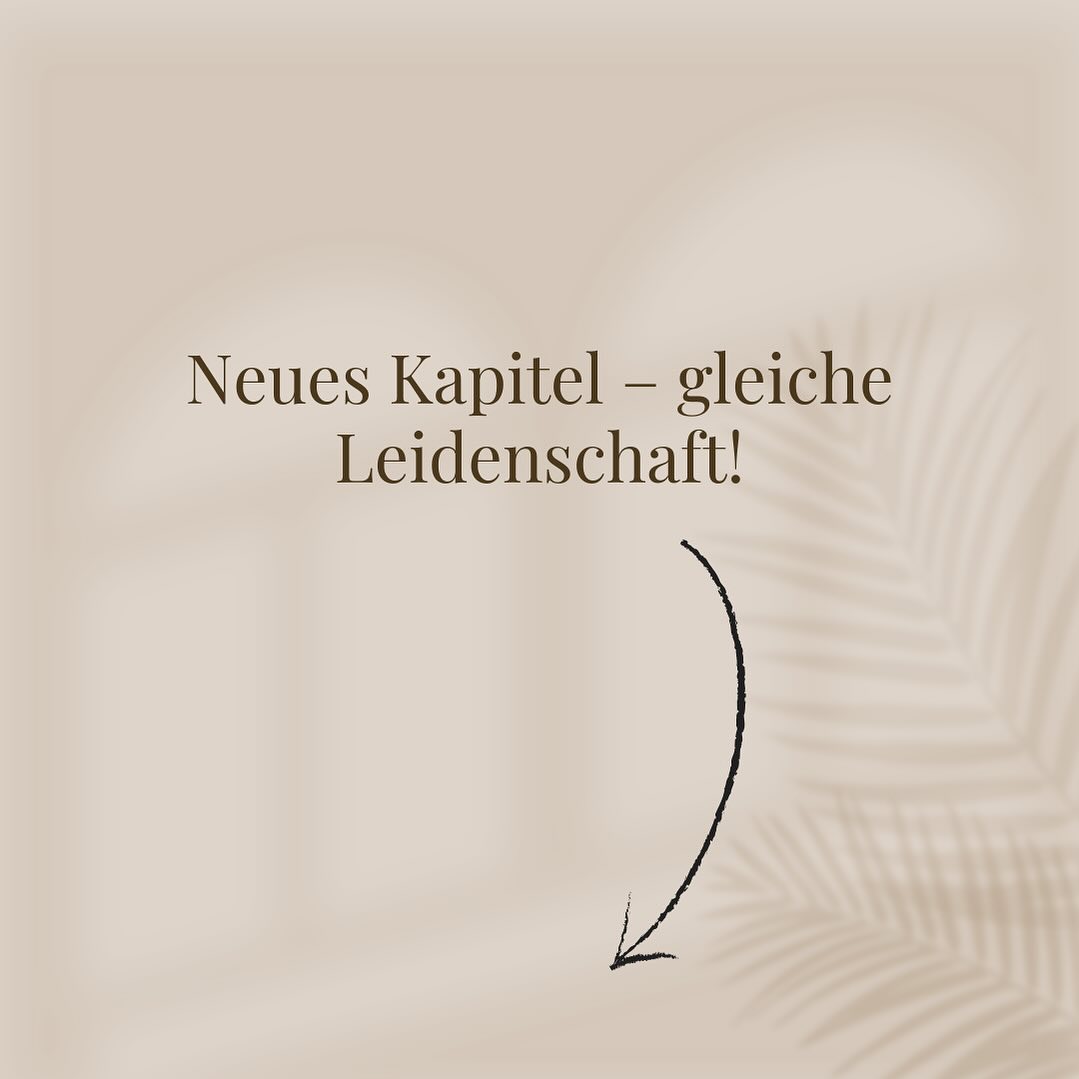 Neues Kapitel – gleiche Leidenschaft!
Ich habe mich entschieden, keinen eigenen Laden mehr zu führen und mich beruflich neu auszurichten. Aber keine Sorge:
Meine Arbeit geht weiter – aus meinem Atelier, mit ganz viel Herz.
Meine beliebten Trockenblumenstecke und Geschenke sind nach wie vor in der ZurBüecherMuus und an weiteren Standorten erhältlich. Darüber hinaus biete ich regelmäßig Workshops rund um die Welt der Floristik an – eine schöne Gelegenheit, selbst kreativ zu werden und in die Kunst des Blumenarrangierens einzutauchen.
Auch im Bereich Hochzeits- und Trauerfloristik stehe ich euch mit viel Herz, Feingefühl und Erfahrung zur Seite. Egal ob für den schönsten Tag im Leben oder für einen liebevollen Abschied – ich gestalte florale Werke, die berühren und in Erinnerung bleiben.
Ich freue mich darauf, euch auch in Zukunft mit meinen Kreationen zu begeistern!
#neustart #atelier #bestellungen #workshops #hochzeit #beerdigungen #floristik #neuanfang #pflanzen
