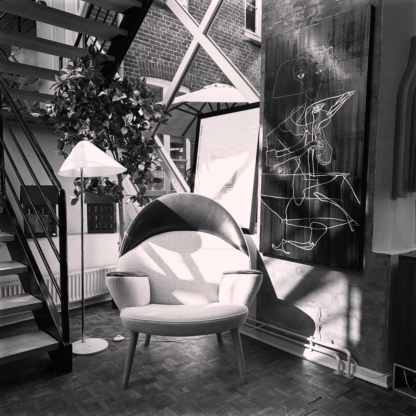 hans J. Wegners PP521 – Den polstrede Påfugl fra PP Møbler
Hans J. Wegner er kendt for sin evne til at forene funktion, komfort og æstetik i tidløse møbler – og PP521, også kendt som den polstrede Påfugl, er ingen undtagelse.
I modsætning til den klassiske Påfuglestol PP550 med sit markante vifteformede ryglæn i træ, er PP521 skabt med fokus på en mere blød og komfortabel siddeoplevelse. Stolen har en fyldig, polstret ryg og sæde, som omfavner kroppen og giver en afslappet, loungeagtig komfort – samtidig med, at den bevarer Wegners ikoniske linjer og organiske formsprog.
PP521 bliver produceret hos det danske snedkeri PP Møbler, hvor alle detaljer bliver håndlavet med største omhu. Kombinationen af udsøgte materialer, klassisk møbelhåndværk og Wegners designvision gør denne stol til noget helt særligt – både at se på og sidde i.
Kom forbi Møbelhuset 2 og oplev PP521 i virkeligheden – et møbel, der balancerer mellem luksus og tradition, og som vil pryde ethvert rum med sin varme og karakter.
#HansJWegner #PP521 #PPMøbler #Påfuglestol #DanskDesign #Designklassiker #Møbelkunst #Snedkerhåndværk #SkandinaviskDesign #TidløstDesign #Møbelhuset2