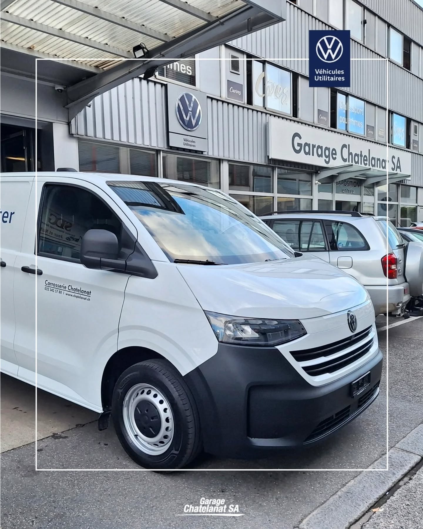 Le nouveau Transporter, plus spacieux, plus flexible et plus polyvalent ! 🚐
Le tout nouveau Transporter est enfin arrivé et peut être commandé dès à présent ! Ce modèle révolutionnaire a été amélioré dans tous les domaines. 🌟
Équipements de Série Améliorés :
Cockpit numérique et écran central pour une expérience de conduite modernisée.
Systèmes d’assistance de dernière génération pour plus de sécurité et de confort.
✨ Performances Élevées :
Propulsions très efficaces entièrement révisées.
Disponible en motorisation diesel, 2 ou 4 roues motrices et une version 100% électrique 🔋
Garantie constructeur 5 ans ! 🤝
Véhicule en stock disponible et sur commande.
#utilitaire #vw #volkswagen #electriccar #van #professionel #suisseromande #pme #venteautomobile #swisscars #geneve #automobile #instacar #garagechatelanat #utilitaire #geneve
