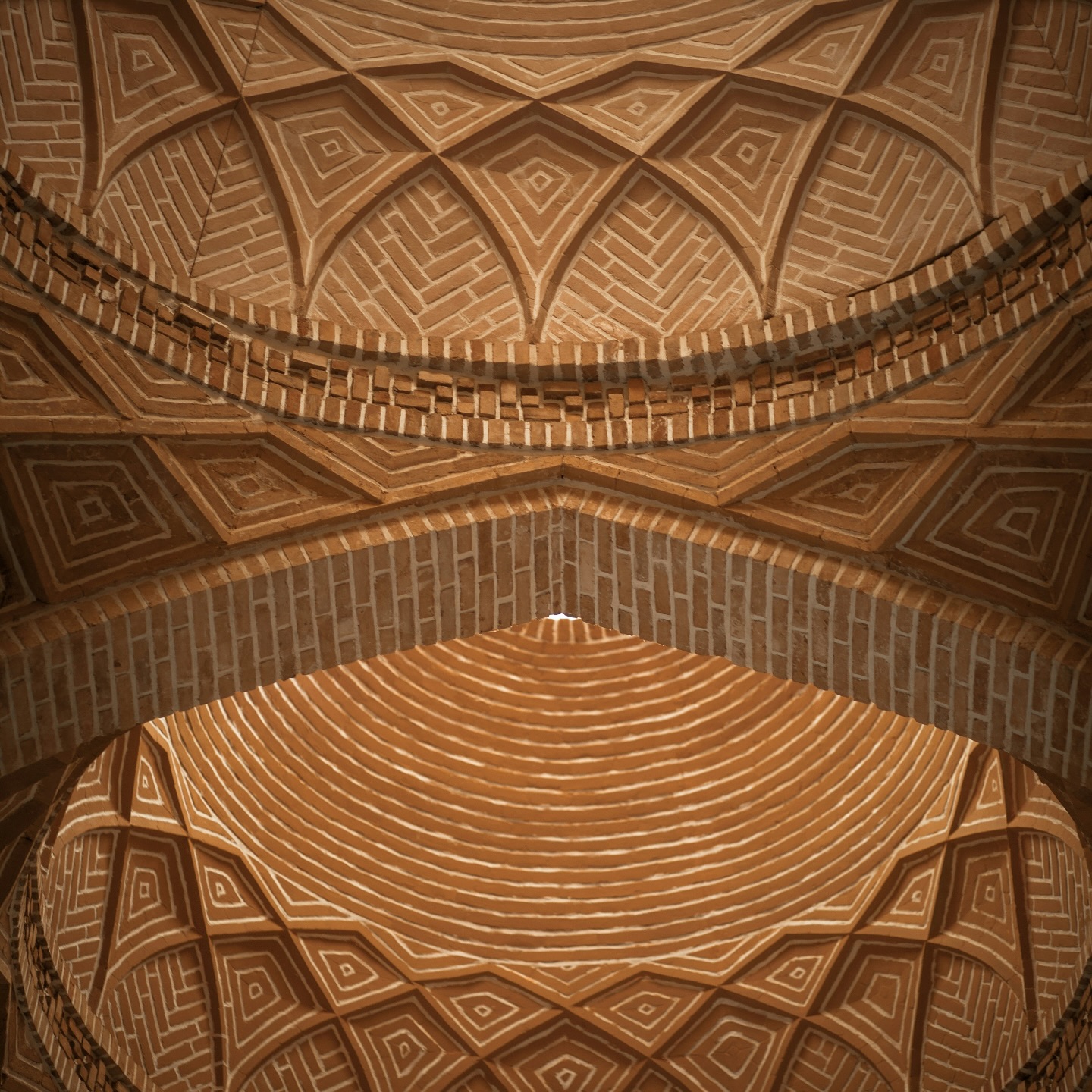 Dans une posture de yoga, comme dans une arche ou un mur de briques, chaque élément compte.
Les pieds s’ancrent, le corps s’ajuste et les bras prolongent la posture. Tout part de la fondation.
🏗️ On ne construit pas en forçant. On construit en ressentant, en alignant, en écoutant. Et chaque jour, le corps est différent.
Le yoga n’est pas un résultat. C’est une construction lente, honnête et vivante!! Un équilibre entre solide et souple… ou devrais-je dire entre ce qui tient et ce qui respire 😮💨
📆 Chaque lundi, retrouve-moi en présentiel pour un cours de yoga à 18h30, à Neuchâtel.
Mes projets yoga pour cette année ?
- Ouvrir un studio en ligne
- Me former (encore et toujours)
- Proposer une retraite (oh ouiiii, ça j’aimerais trop 👏🏻😍)
🧘🏻♀️