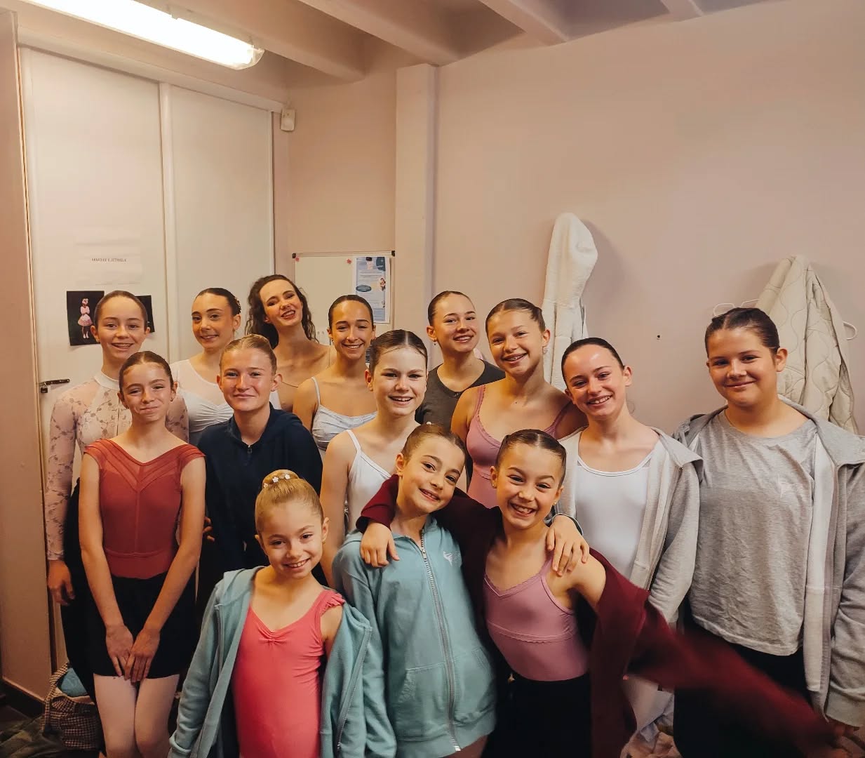 ✨Concours CND Aquitaine 2025 ✨
🩰Un grand bravo à nos élèves qui ont été radieuses, pétillantes, appliquées et pleines d'énergie!
Bravo pour votre travail et vos progrès !
Nous sommes très fiers de vous !🩰
✨Merci à la CND Aquitaine @cnd_sudaquitaine pour l'organisation toujours au top. Merci aux bénévoles pour leur bonne humeur à toute épreuve.
Un beau moment de partage et de danse! ✨
🩰Merci à nos professeurs 🩰
Xavier Abella - professeur de contemporain @xabibdx
Marie Girard - préparatrice mentale @marie_girard_inspiration_mg
Claire Briant - directrice et professeur de classique
@clairebnrtinstapro
✨Merci aux parents et aux supporters pour leur soutien !✨
🩰💞Un remerciement tout particulier à Anaëlle Mariat @anaellemariat et Guillaume Debut @guillaume_debut pour leurs conseils si inspirants lors des préparations.
Une chance unique!🩰💞
Préparatoire 1 Amateur
🥇Cassandre
Préparatoire 2 Amateur
🥈Éléa
🥇 Émilie
Préparatoire 2 Avancé
🥇Alice - qualifiée pour le concours national
Élémentaire 2 pointes Avancé
🥈Philippine
🥇Léonie
🥇Zoé
Moyen 1 Amateur
🥇Ines
Moyen 1 Avancé
🥉Andréa
Moyen 2 pointes Avancé
🥇Cloelia
Supérieur 1 Avancé
🥇Olympe
🥇Camille - qualifiée pour le concours national
🥇Pauline - qualifiée pour le concours national
Contemporain catégorie 2 Duo Avancé
🥈Cloelia et Andréa
Contemporain catégorie 3 Duo Avancé
🥈Pauline et Émeline
(Chorégraphies contemporaines de Xavier Abella)
Bravo à toutes et tous!
#eysinesmaville #eysines #eysinesculture #bordeaux #bordeauxmaville #bordeauxmetropole #mérignac #merignacmaville #saintmedardenjalles #lebouscat #bruges #Blanquefort #bassindarcachon #lacinquiemearabesque #cndaquitaine #concoursdedanse #balletcompetition #ballet #danse #danseclassique #dansecontemporaine