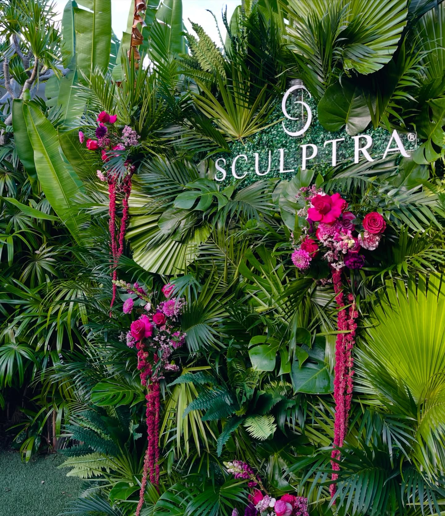 Fresh flower wall for @sculptrausa at Art Basel Miami๐ธ๐ฟ
