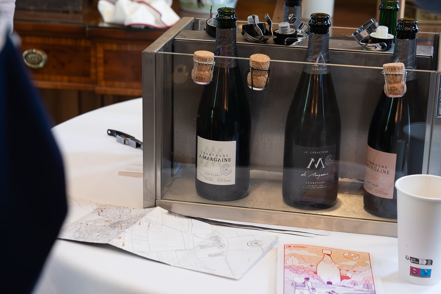 Le printemps des champagnes avec Champagne A. Margaine ! 🍾🌸
Un immense merci à tous ceux qui ont partagé leur énergie, leurs sourires et leur passion lors de cette édition des Artisans du Champagne et du Club Trésors de Champagne.
Rendez-vous l’année prochaine — toujours les mêmes bulles, mais de nouvelles histoires à raconter ! ✨🥂
#ChampagneAMargaine #ArtisansDuChampagne #PrintempsDesChampagnes #VillersMarmery #MomentsChampagnes #DuVignobleAuVerre #CheersFromChampagne