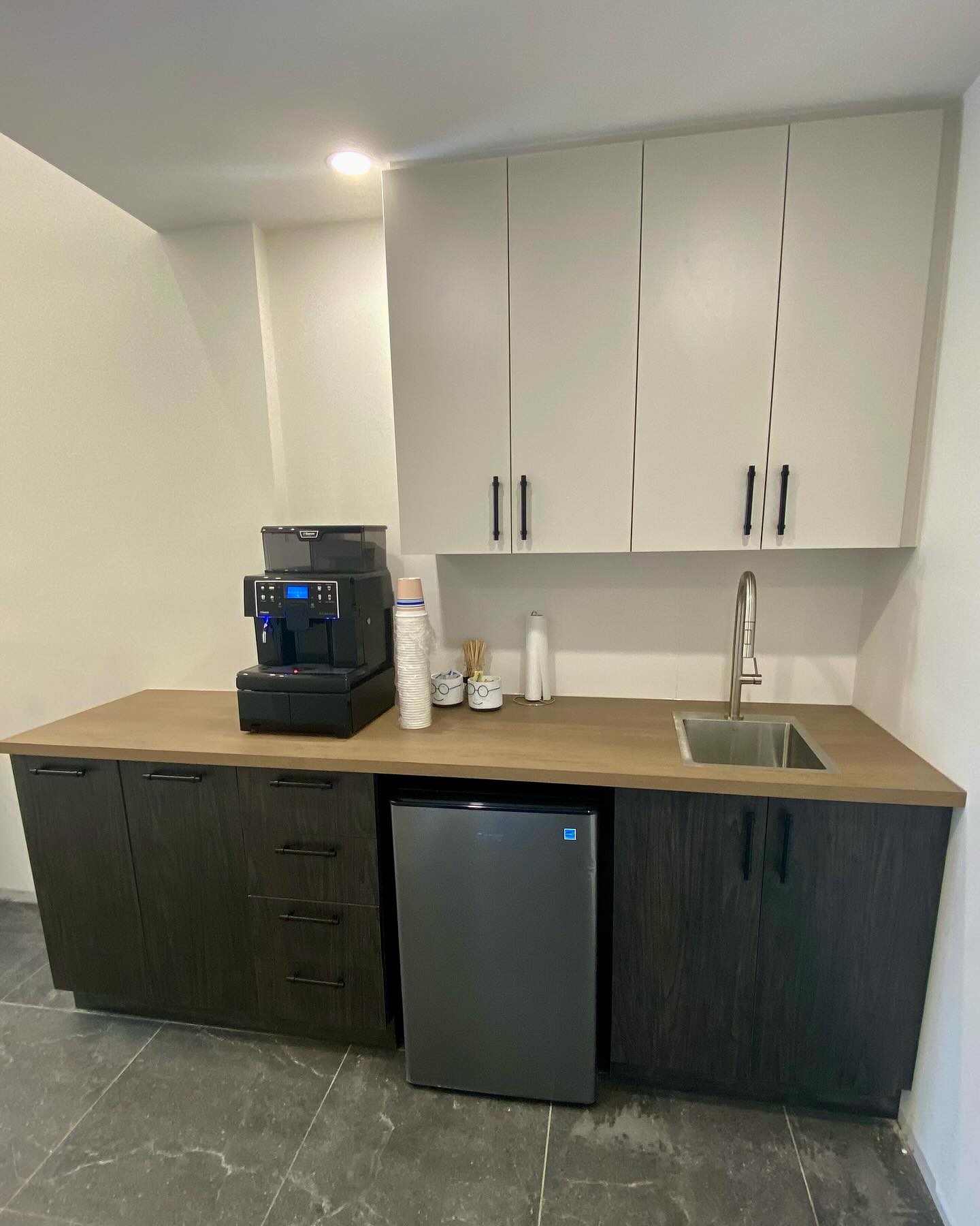 Le coin café dans la salle d’attente du projet Autotec #constructionvcm #commercial #entrepreneurgeneral #café #renovation