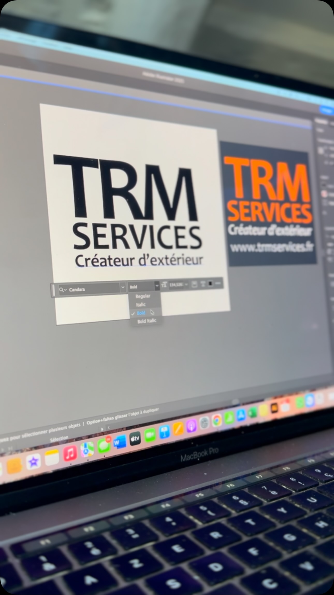 Valoriser votre image de marque, jusque dans les moindres détails. 🎯
Nouvelle mission pour l’agence @zocom.fr : flocage de T-shirt & sweat pour @trmservices, entreprise de paysage à @villedeblois. Un marquage textile sur-mesure pour une identité visuelle forte et cohérente 👕✨
✅ Nous proposons un service de flocage personnalisé à destination des entreprises, associations et particuliers. Pour en savoir plus rendez vous sur notre site internet www.zocom.fr (lien en bio)
Un support concret pour une communication qui se voit… et qui se porte !
#zocom #flocagetextile #communicationvisuelle #imagedemarque #textilepersonnalisé #blois #trmservices #tshirtpersonnalisé #flocage #flocagepersonnalisé #agencedecommunication #entreprises #associations #particuliers @officielsilhouette_fr @papier_transfert
